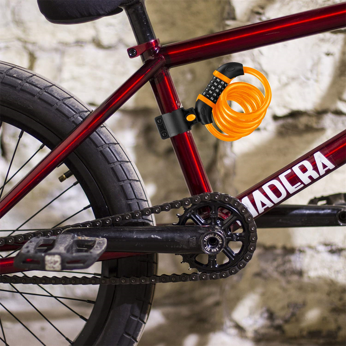 Rotes Fahrrad mit einem orangenen Schloss. Das Schloss ist um den Rahmen gewickelt.