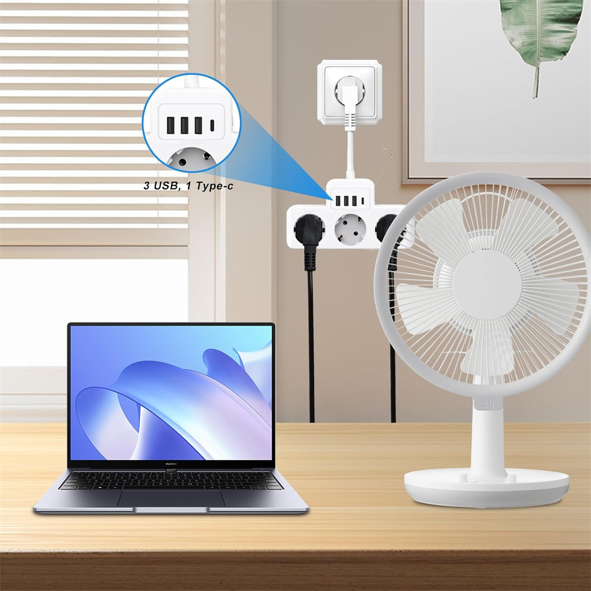 Ein Laptop, ein Ventilator und eine Steckdosenleiste mit USB-Anschlüssen. Der Laptop ist geöffnet.