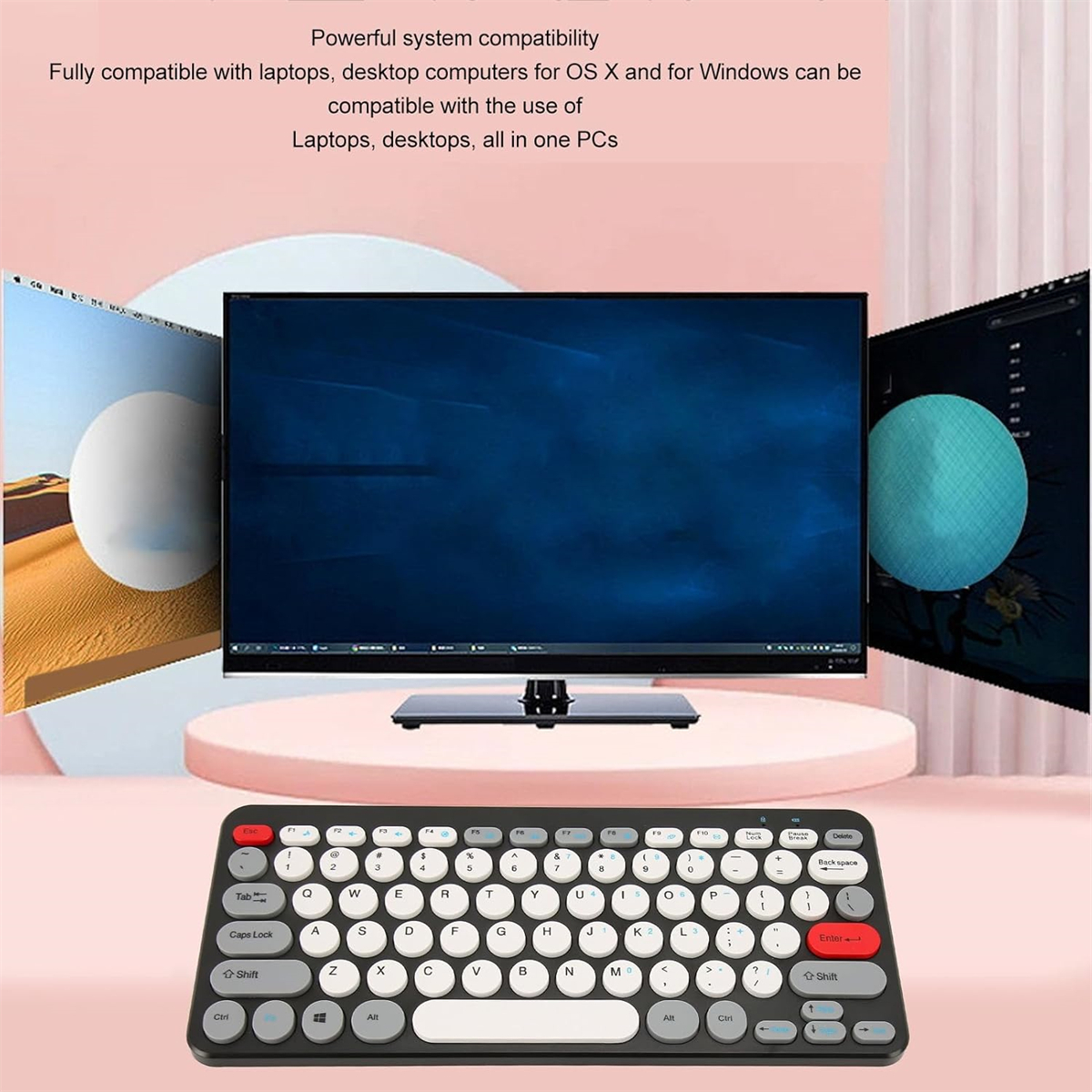 Tastatur auf einem Tisch, mit Monitor, Laptop und zwei weiteren Bildschirmen im Hintergrund.