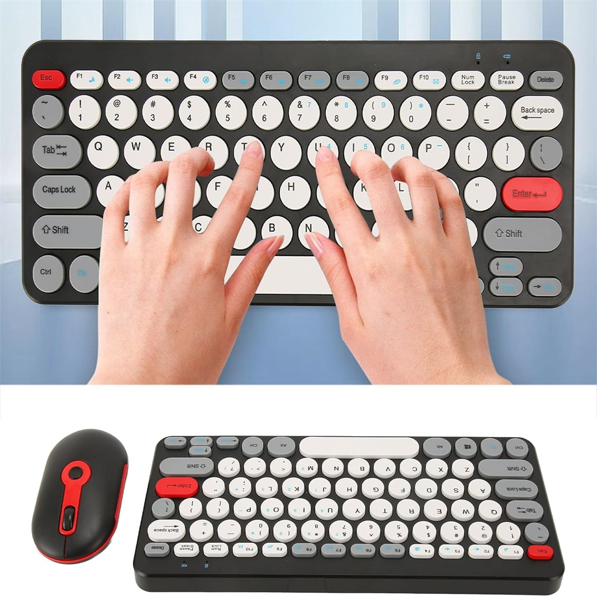 Hände tippen auf einer schwarzen Tastatur und einer Maus. Unten eine weitere Tastatur und Maus.