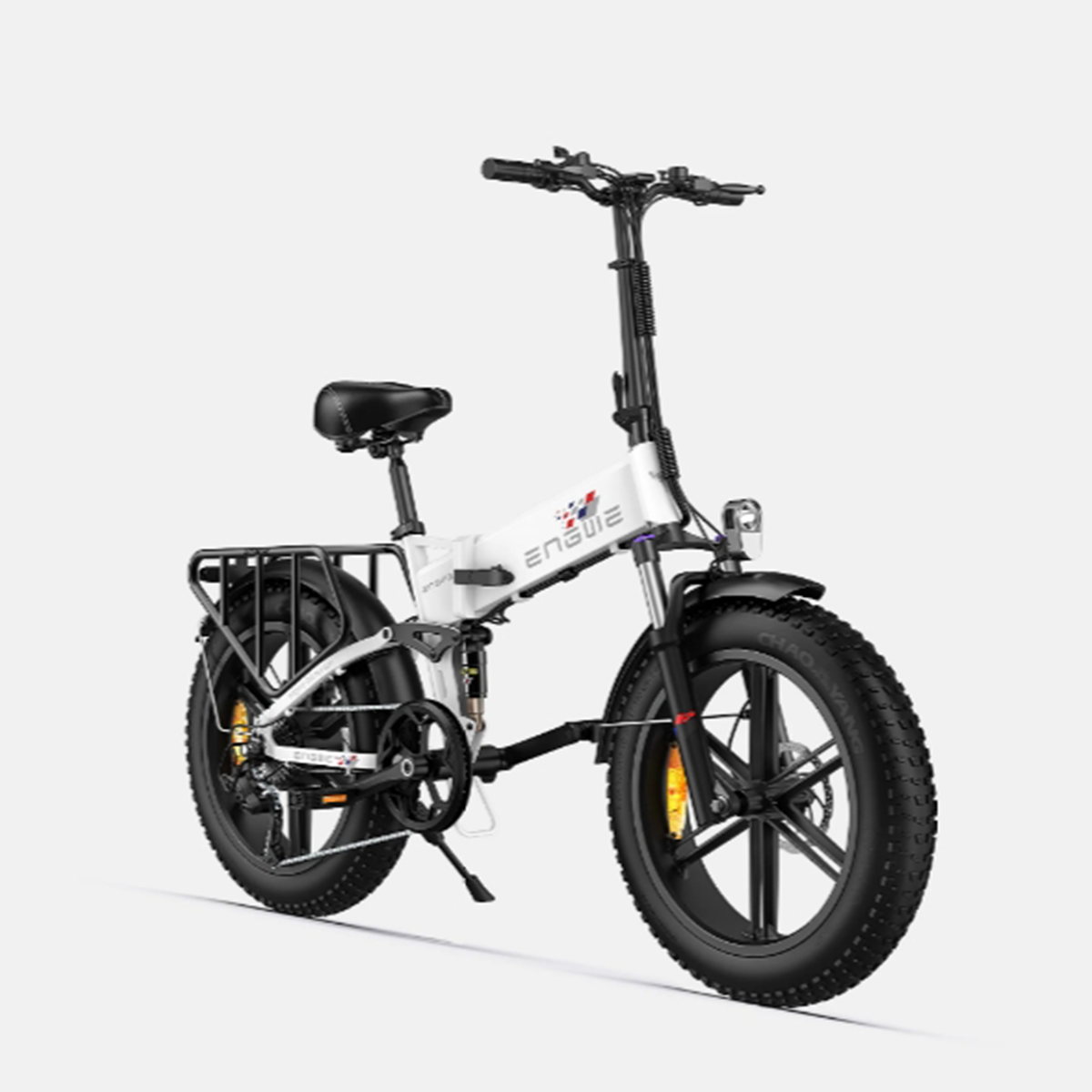 Weißes und schwarzes faltbares Elektrofahrrad auf weißem Hintergrund.