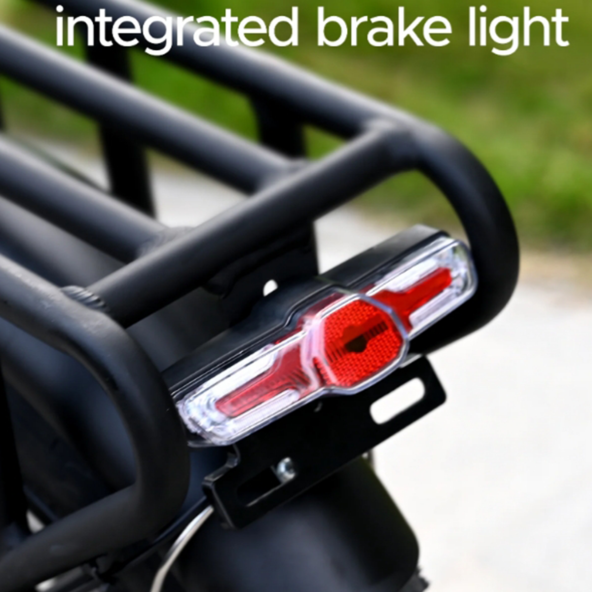 Ein Fahrradgepäckträger mit integriertem Bremslicht. Das Licht ist rot und weiß.