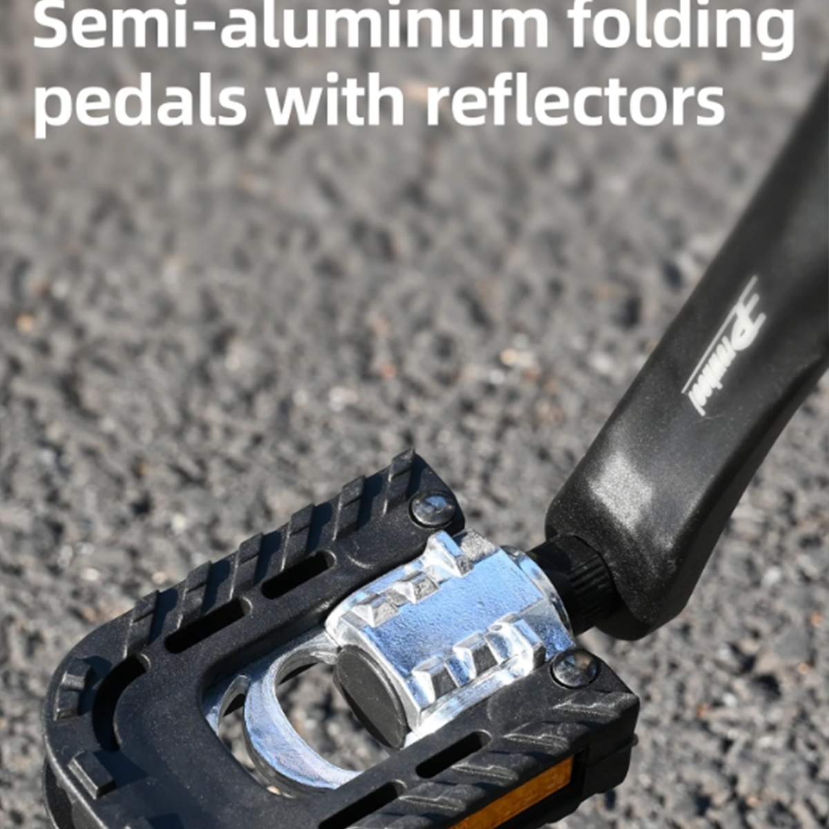 Nahaufnahme eines schwarzen Fahrradpedals mit silbernem Reflektor und rauer Oberfläche.