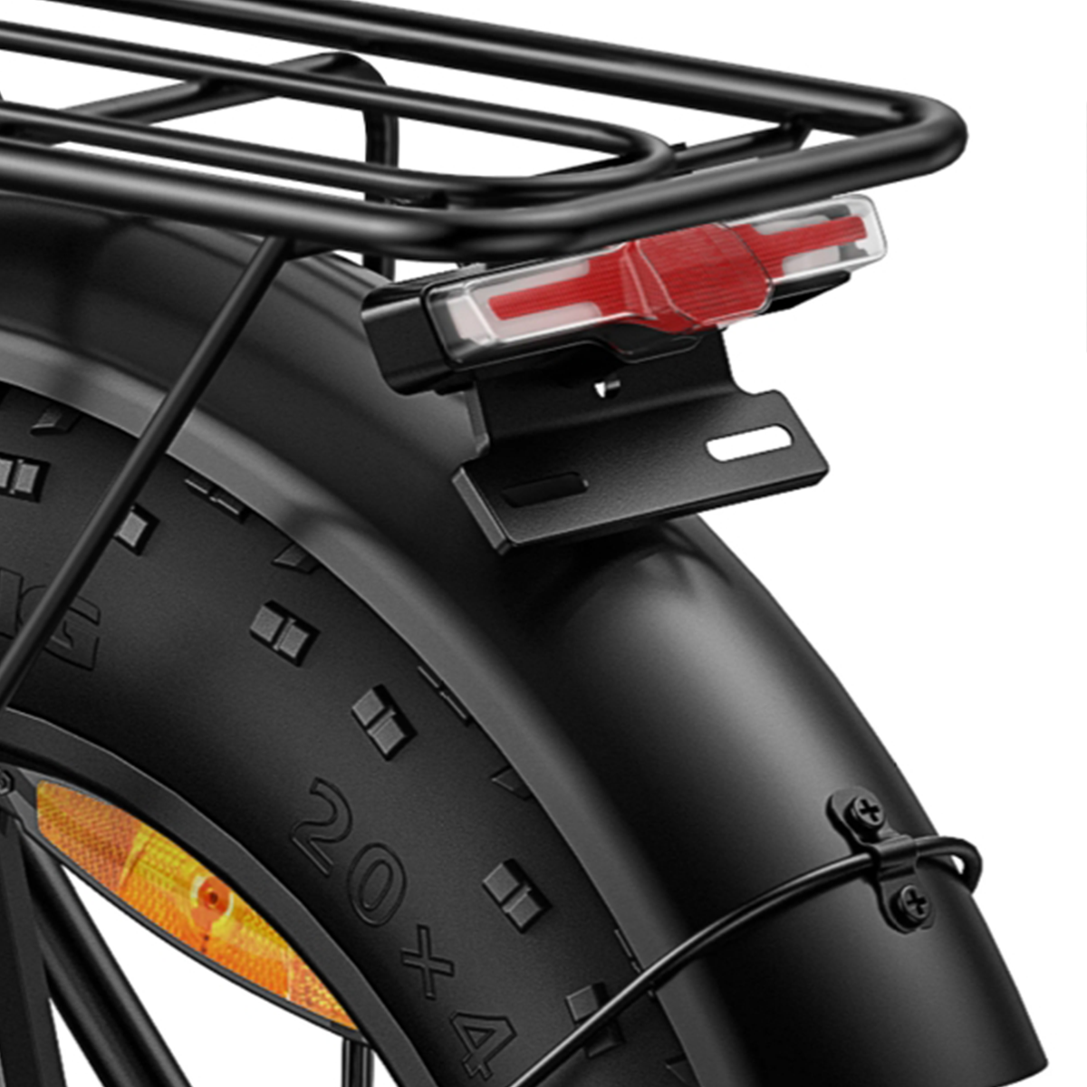 Primo piano della parte posteriore di una bici nera a ruote grasse con luce rossa.