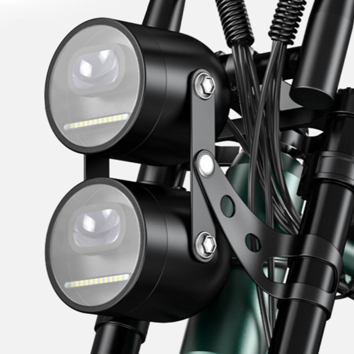 Dwa reflektory motocyklowe, okrągłe, czarne i zamontowane. Każdy ma okrągłe źródło światła LED.