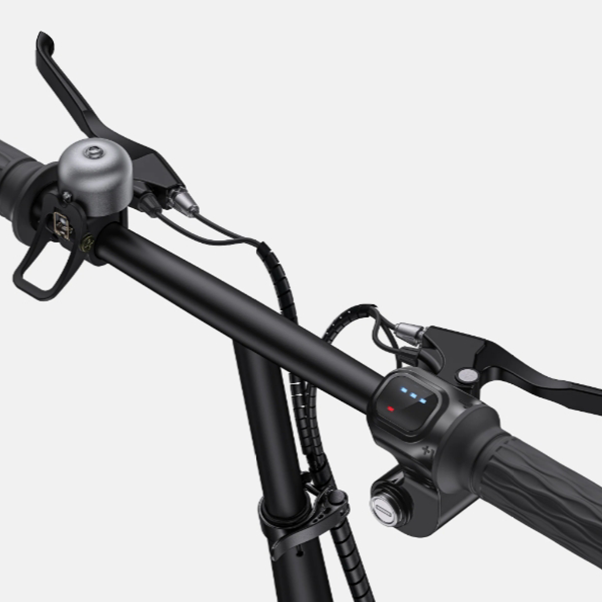 Zbliżenie kierownicy skutera. Posiada dzwonek, dźwignie hamulca i wyświetlacz z prędkością i baterią.