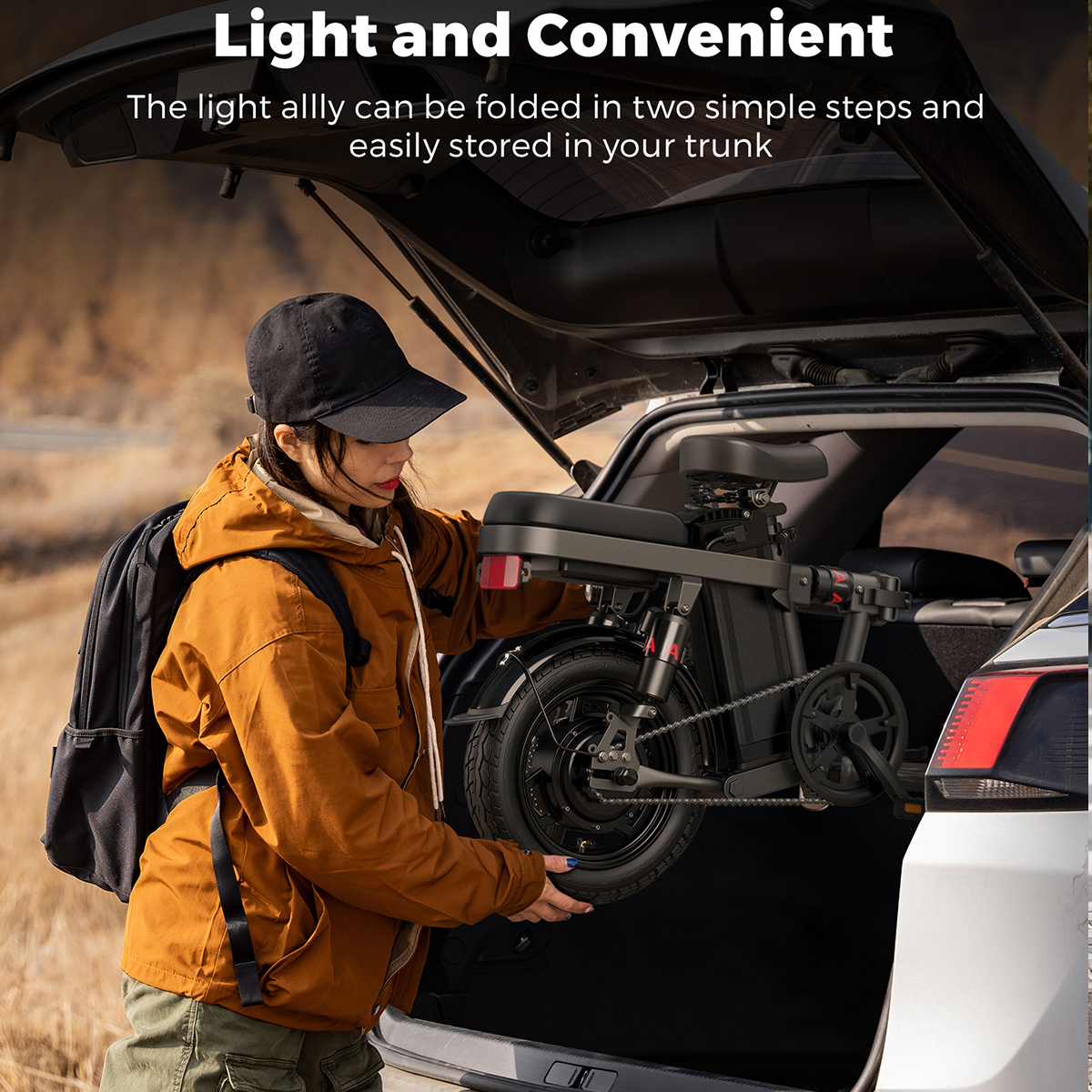 Kobieta składająca czarno-szary rower elektryczny. Tekst: 'Lekki i poręczny'.