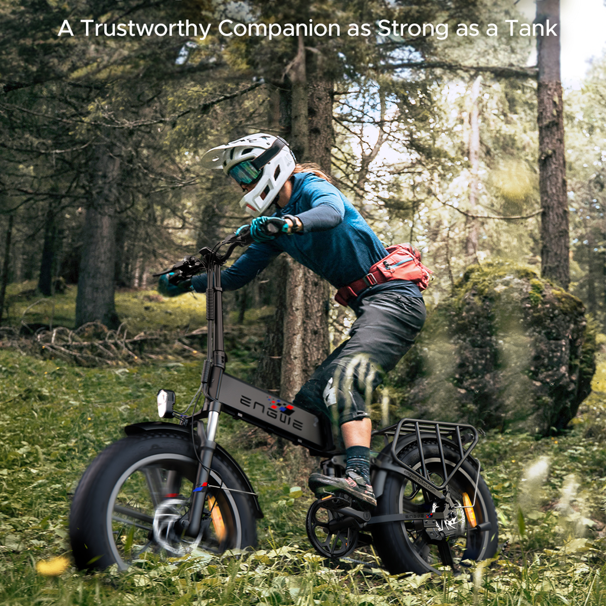 Persona in sella a una bici elettrica nera in una foresta. La bici ha un portapacchi.