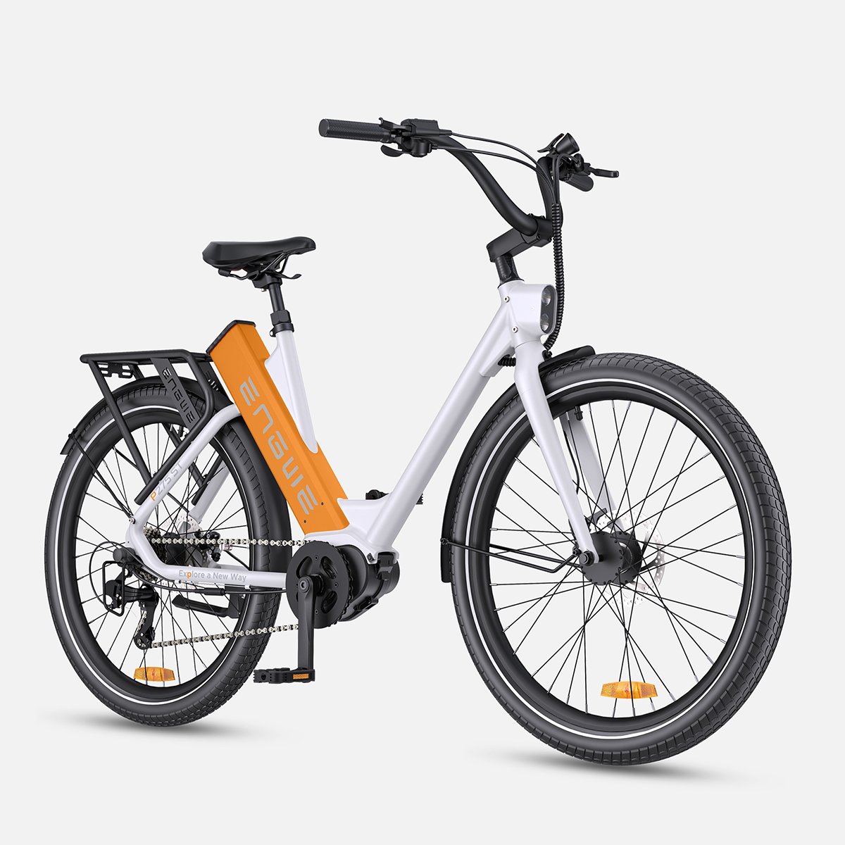 Biało-pomarańczowy rower elektryczny na białym tle, pochylony w lewo.