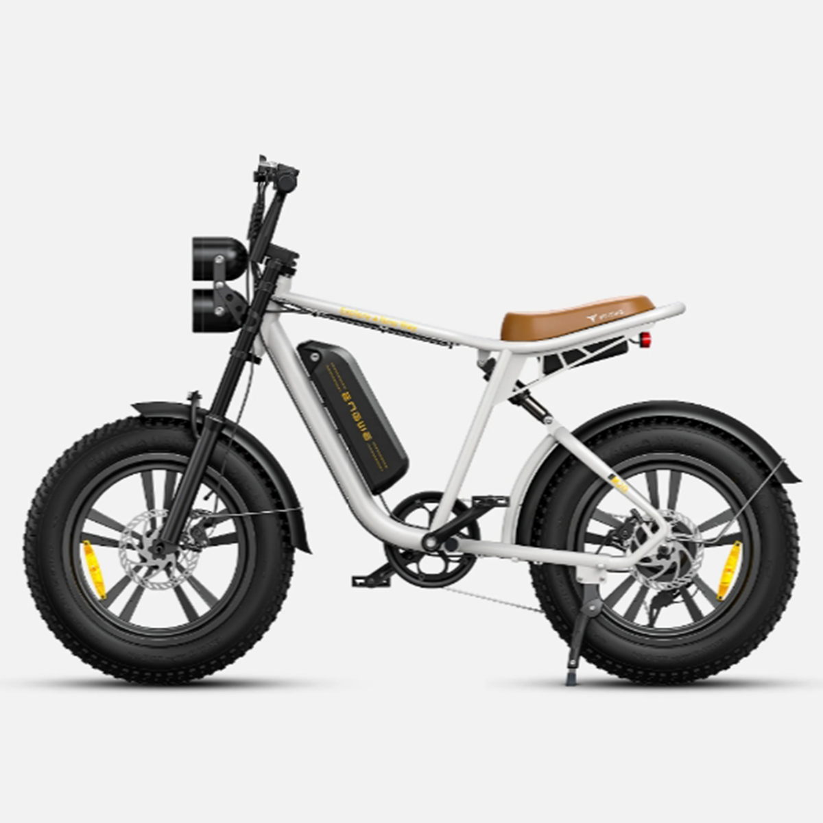 Bicicletta elettrica bianca e nera. Sella marrone, pneumatici neri e logo giallo sul telaio.
