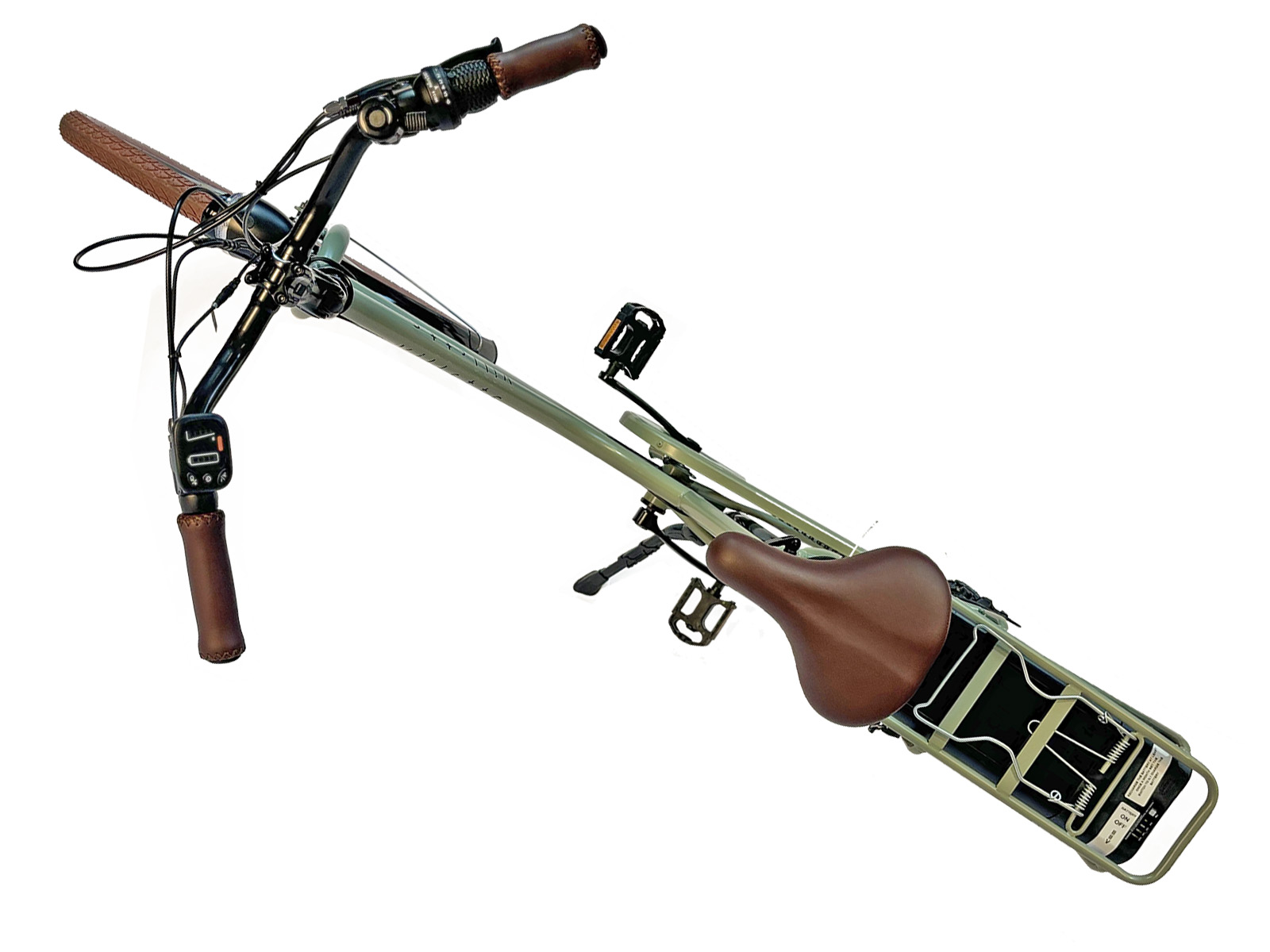 Widok z góry na zielony rower z brązowym siodełkiem i kierownicą na białym tle.