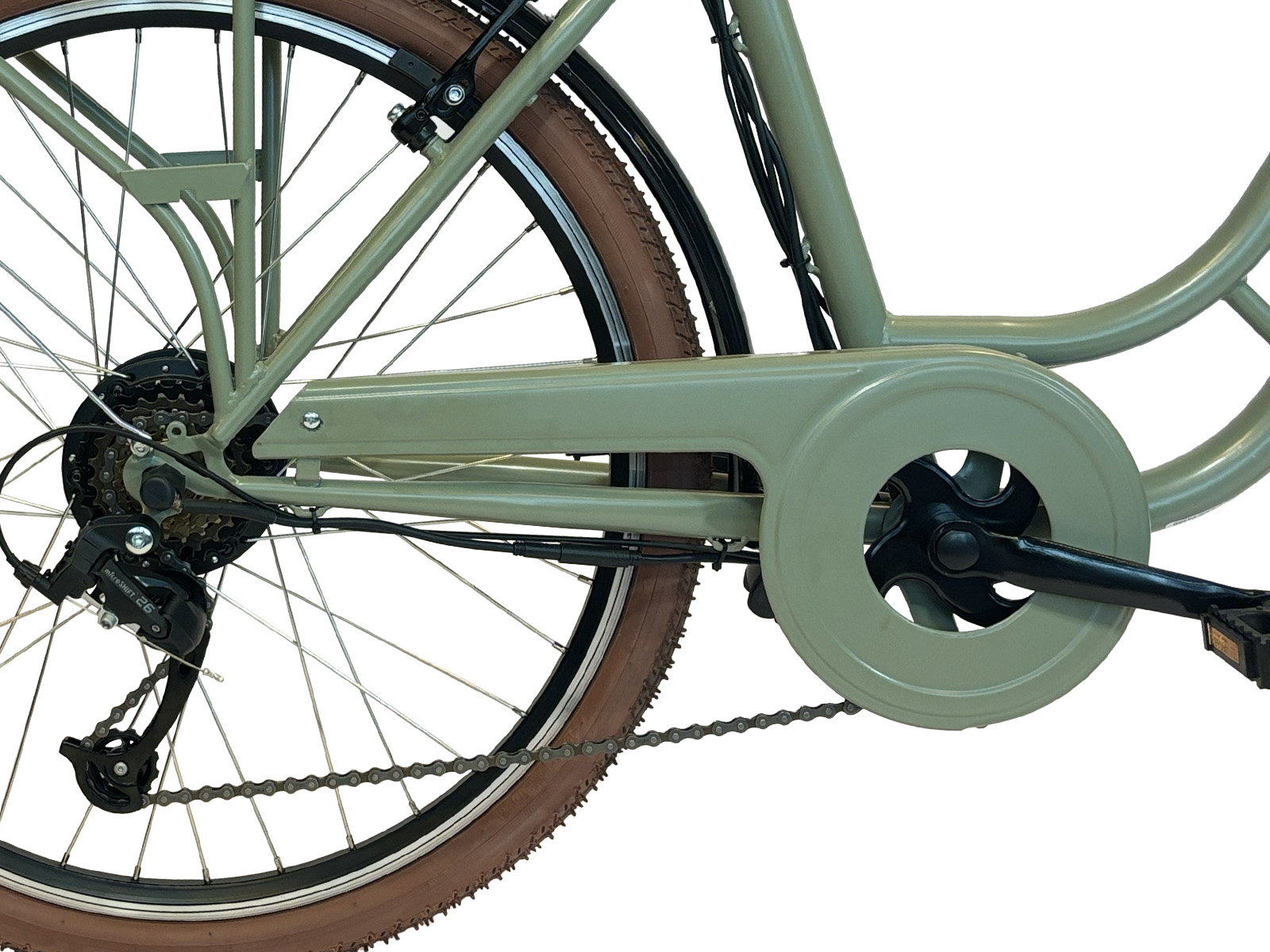 Zbliżenie tylnych elementów roweru: koła, przerzutek i łańcucha. Oliwkowozielona rama.