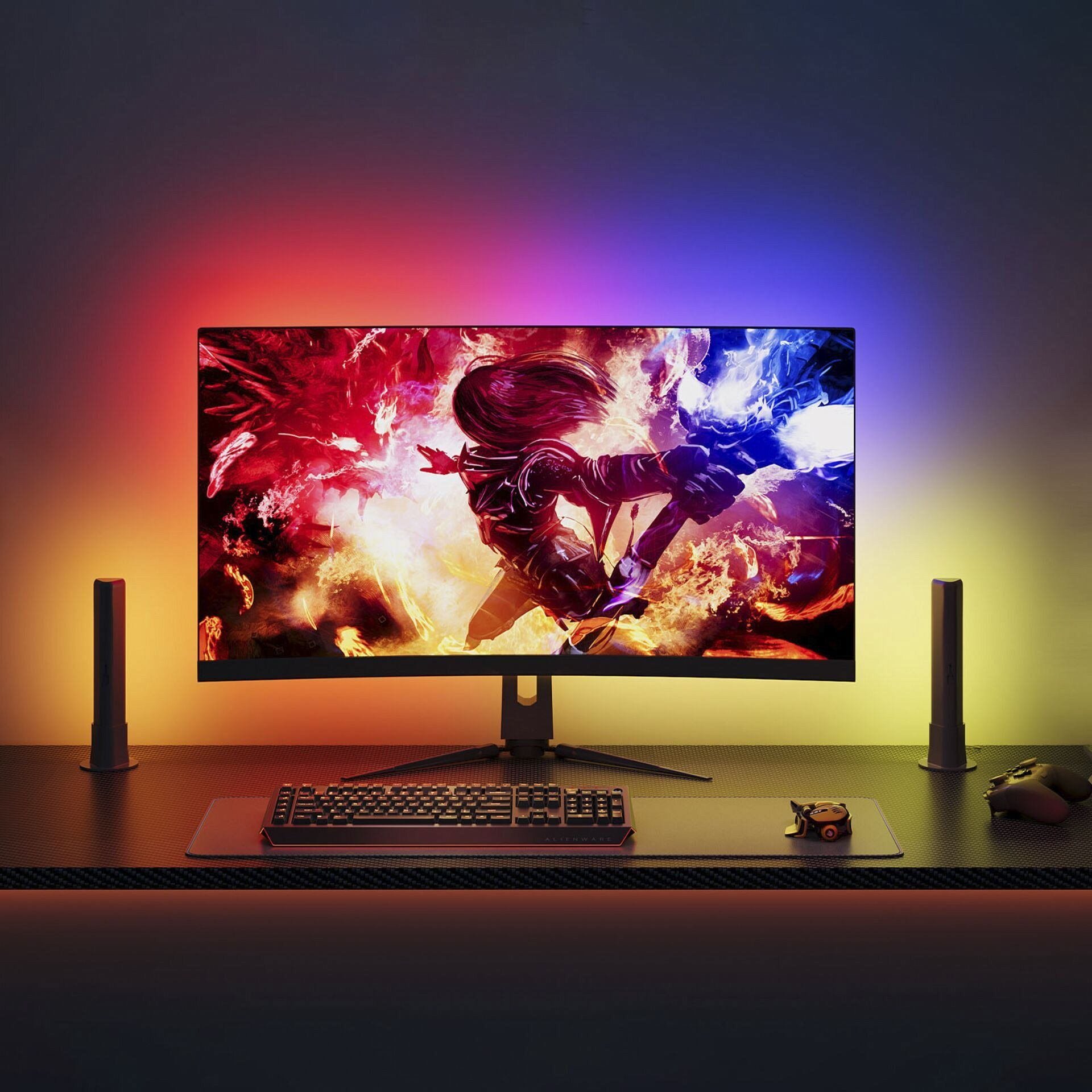 Un moniteur de jeu avec éclairage RVB sur un bureau. L'écran montre un personnage en action. Il y a des haut-parleurs et un clavier.