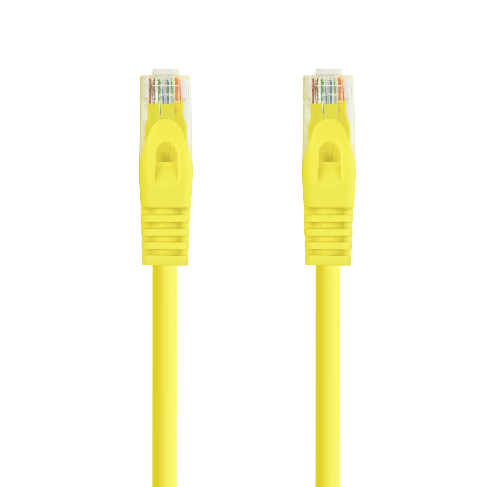 Twee gele Ethernet-kabels met doorzichtige connectoren tegen een witte achtergrond.