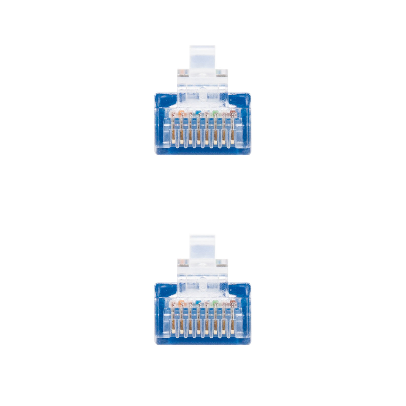 Twee RJ45-connectoren, blauwe connectoren, met zichtbare pinnen, op een witte achtergrond.