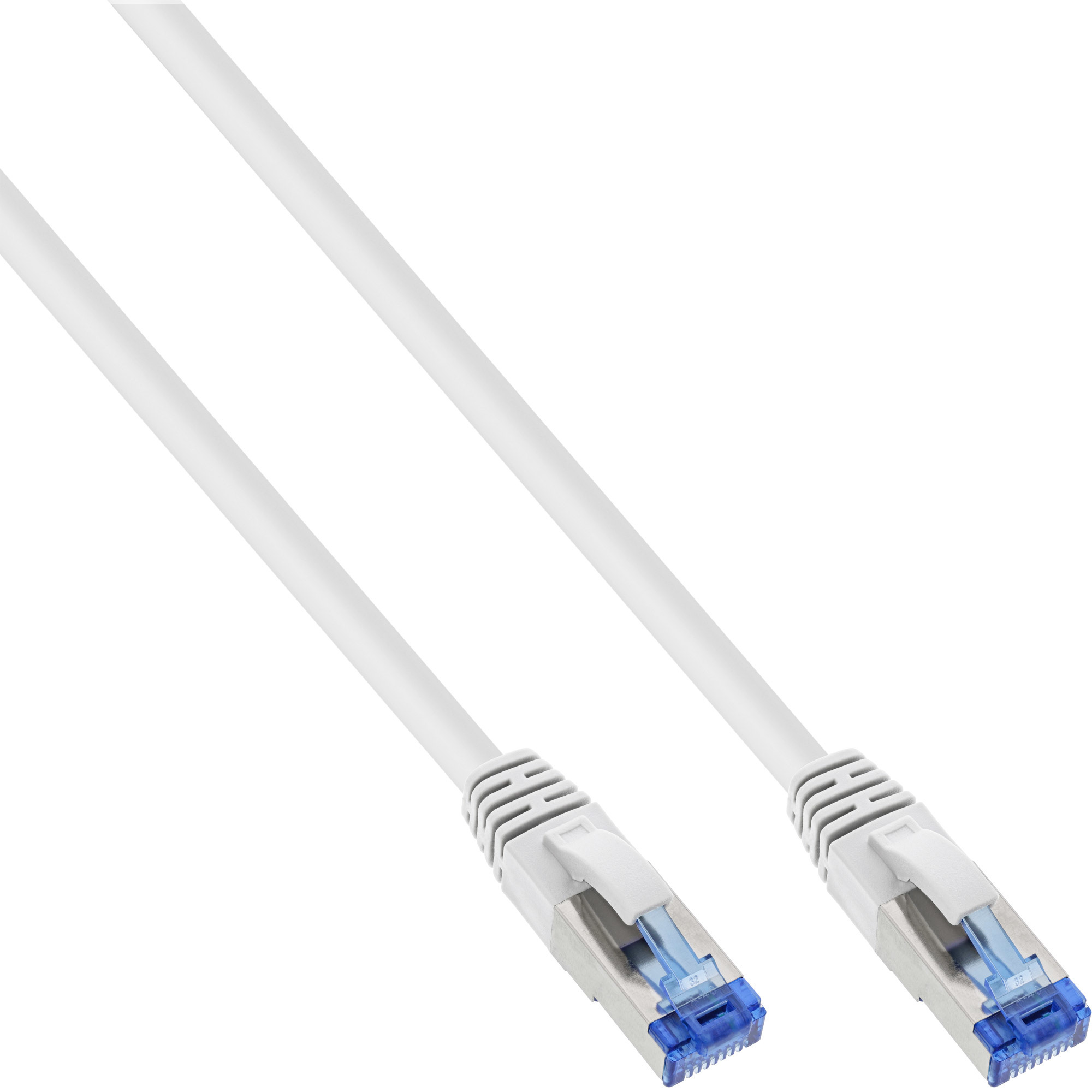 Un câble Ethernet blanc avec des connecteurs argentés et des accents bleus. Le câble est sur fond blanc.