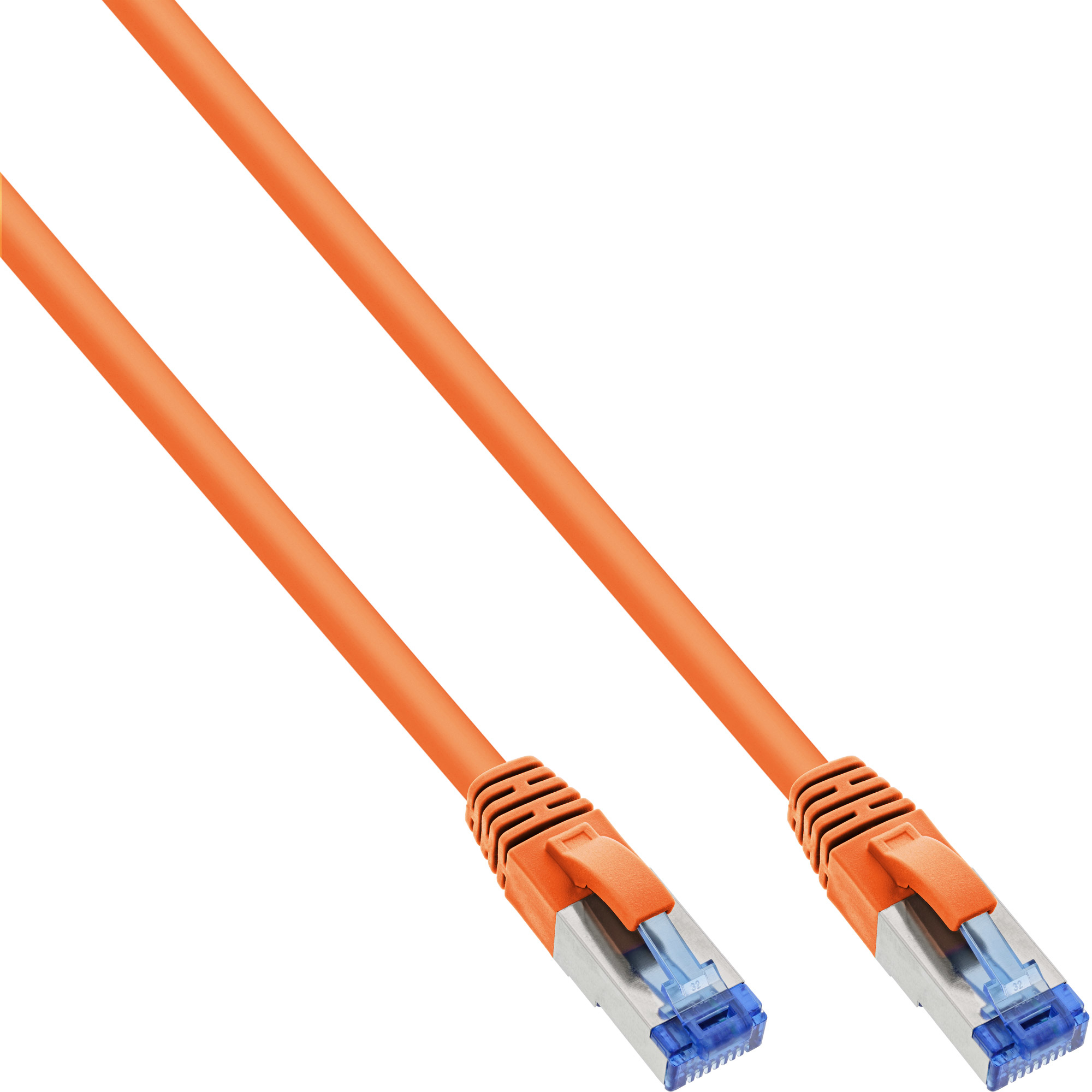 Câble réseau orange avec connecteurs bleus. Fond blanc.