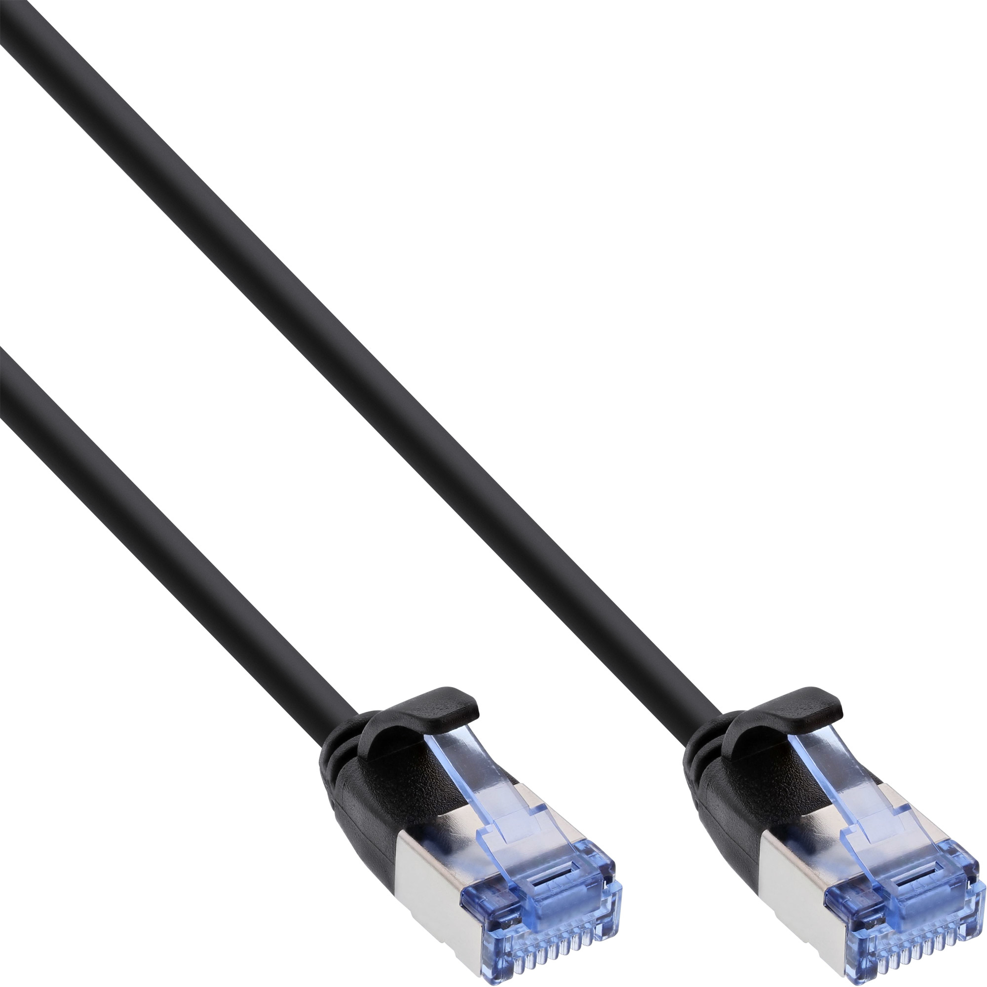 Czarny kabel Ethernet z niebieskimi złączami. Jest na białym tle.