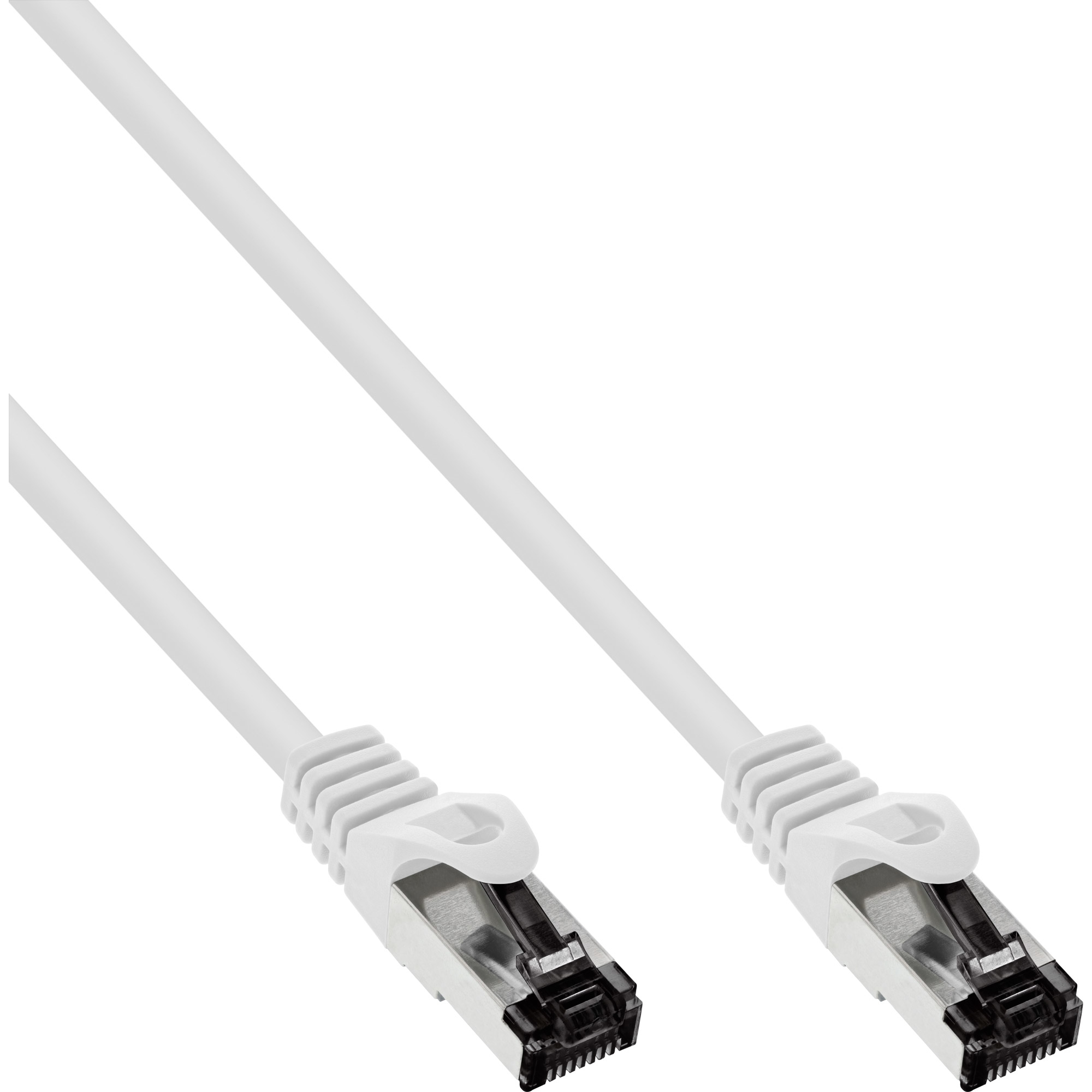 Câble Ethernet blanc avec connecteurs argentés. Les deux extrémités sont visibles. Le câble est sur fond blanc.
