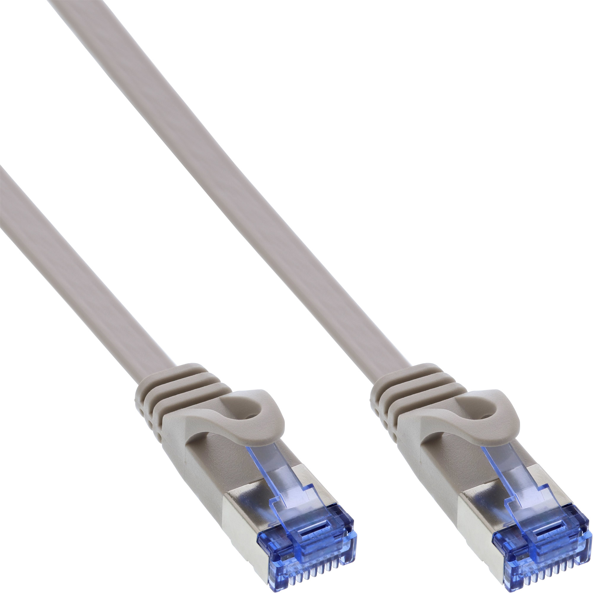Twee grijze netwerkkabels met blauwe connectoren. Witte achtergrond.