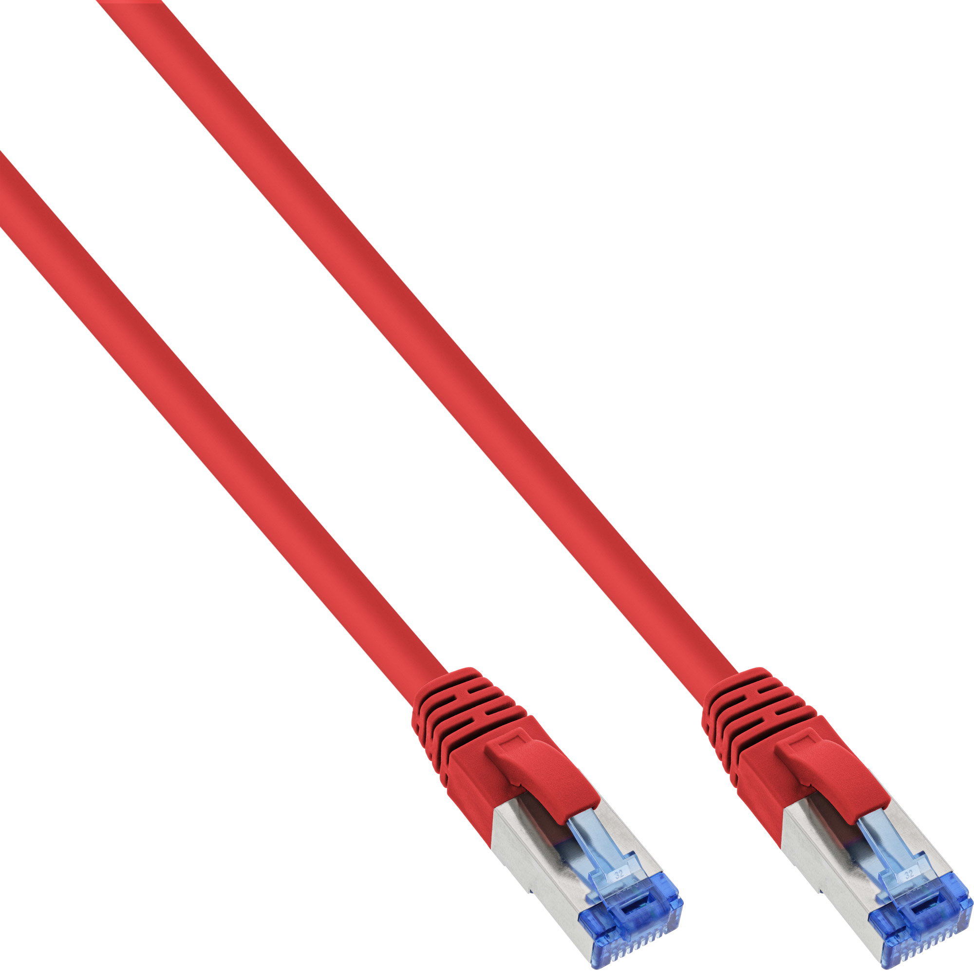 Rode netwerkkabel met connectoren, schuin. Geïsoleerd op witte achtergrond.