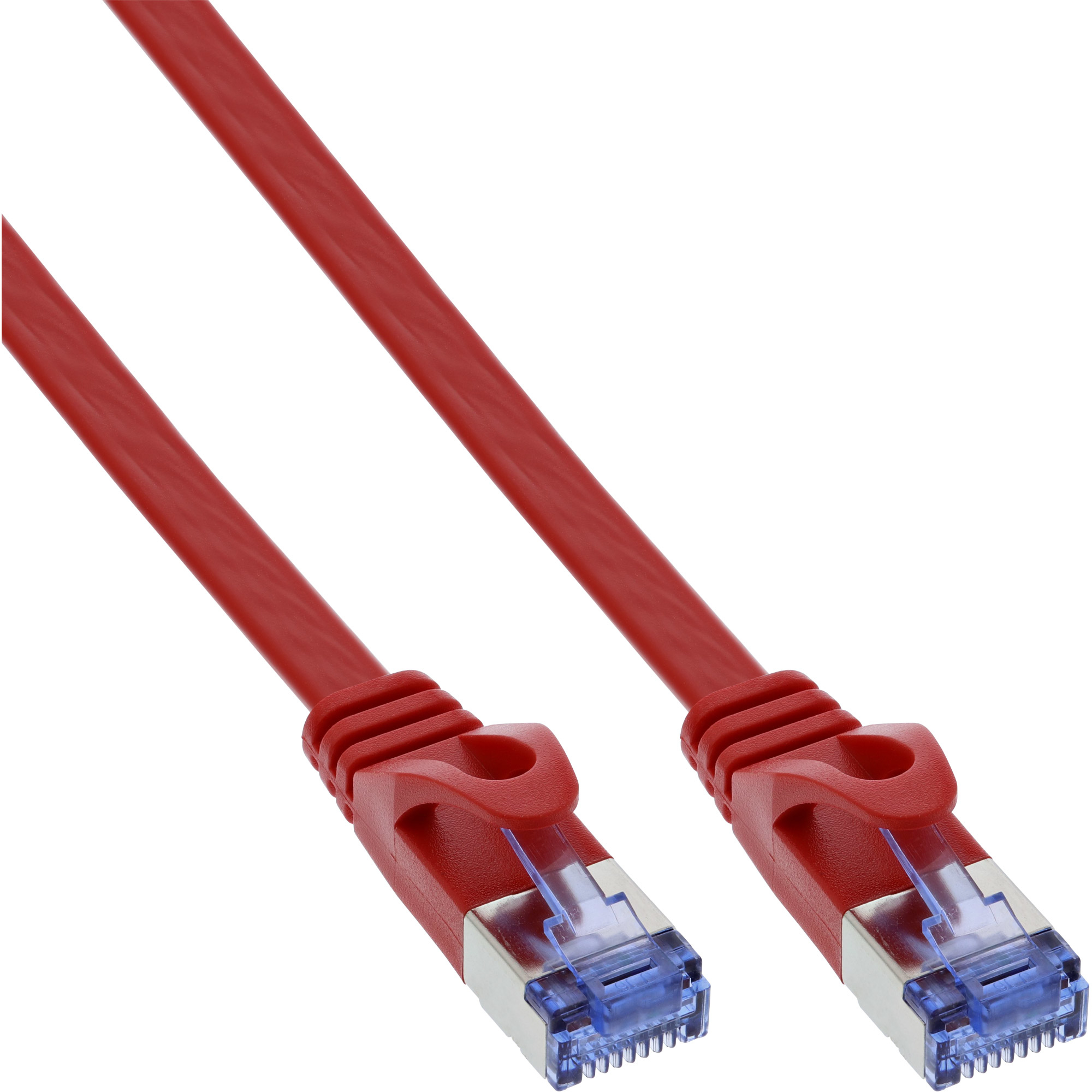 Dwa czerwone kable Ethernet z wtyczkami na białej powierzchni.