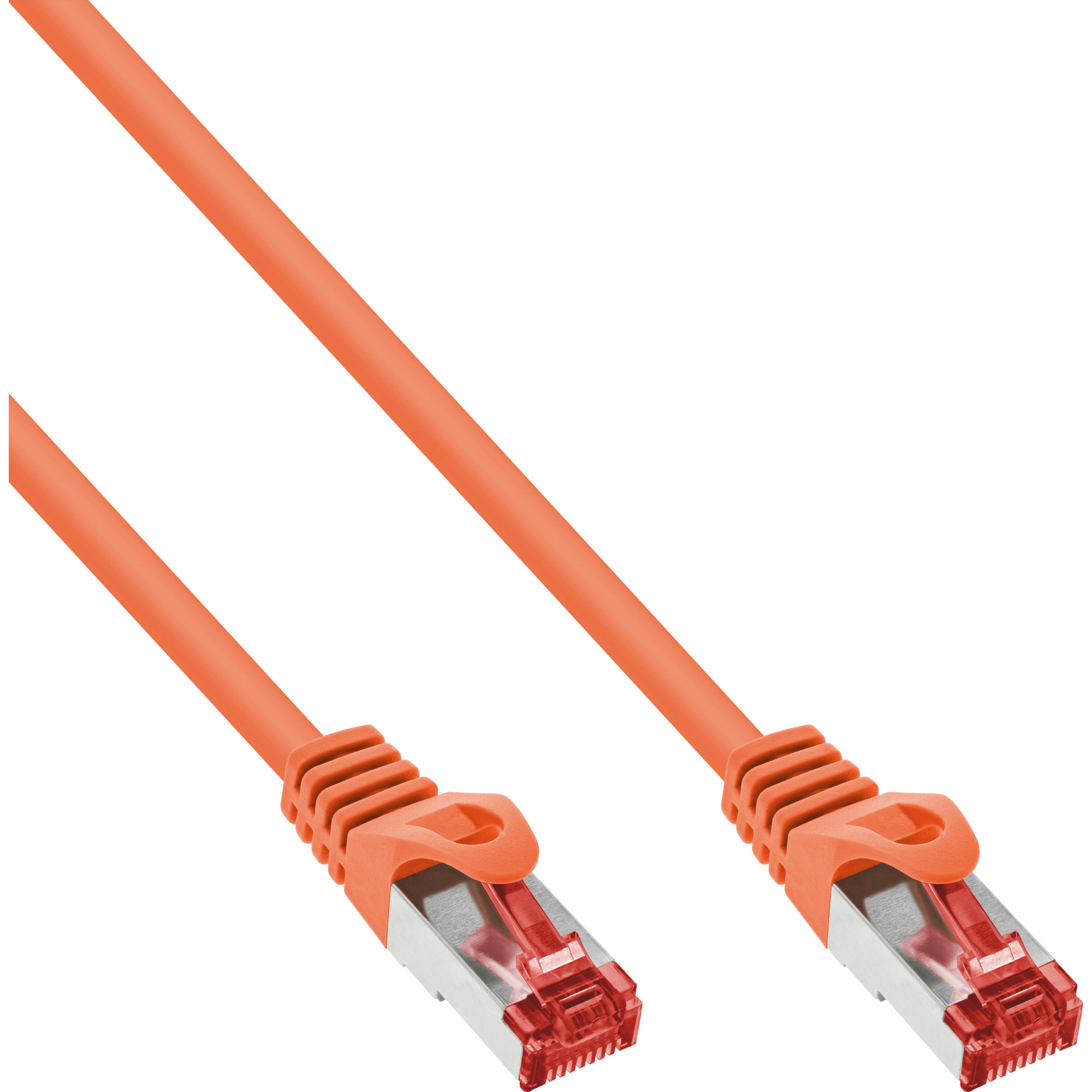 Câble réseau orange avec connecteurs, coudé. Isolé sur fond blanc.