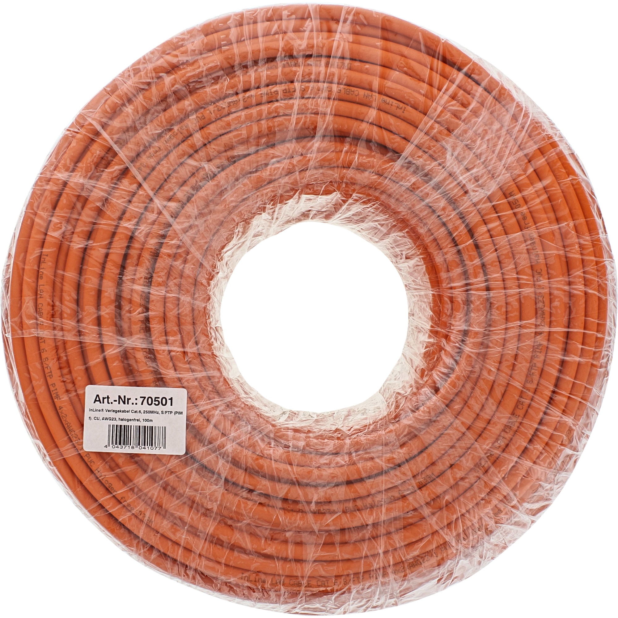 Rouleau de câble orange emballé dans du plastique. L'emballage a une étiquette blanche.