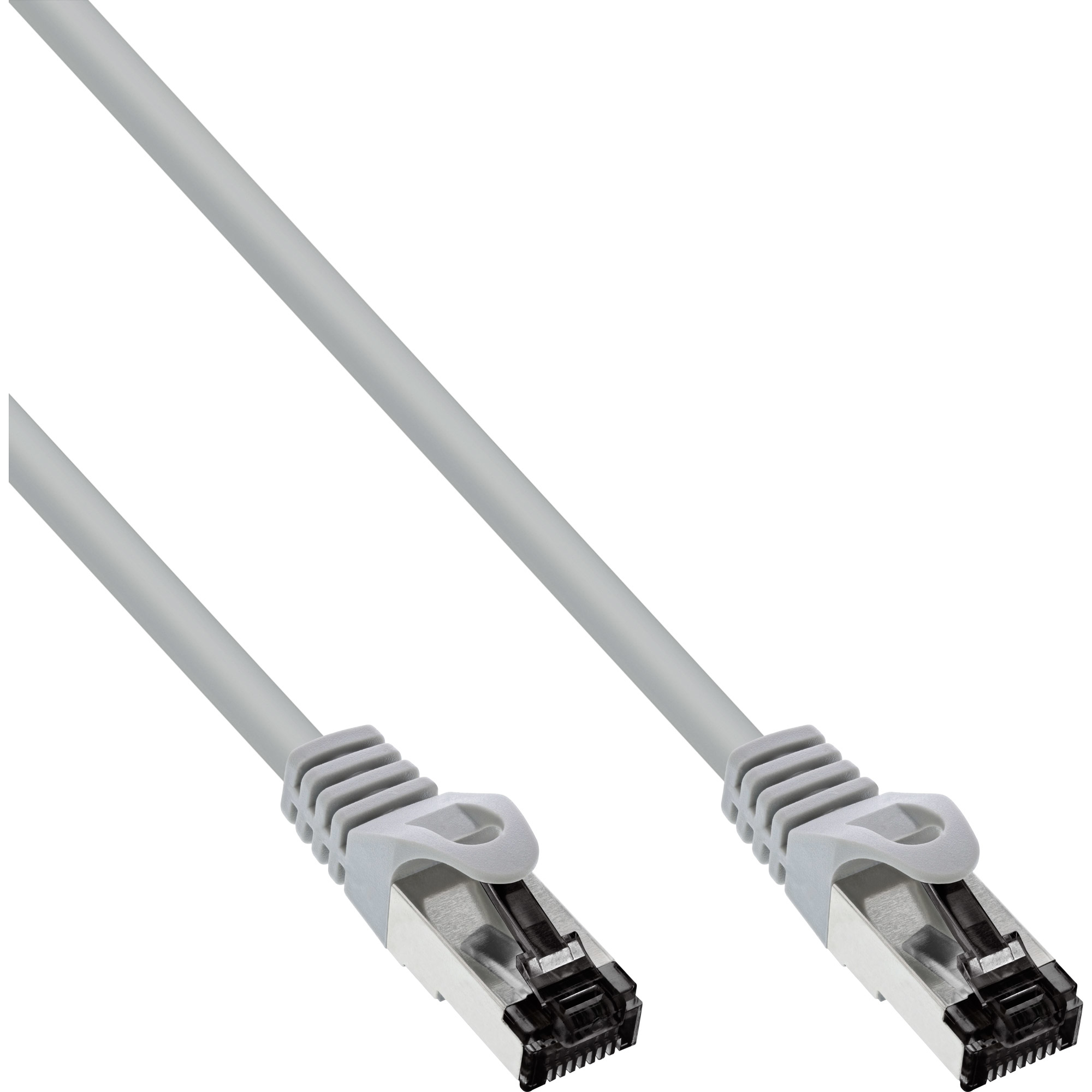 Câble Ethernet gris avec connecteurs gris. Les deux extrémités sont visibles. Le câble est sur fond blanc.