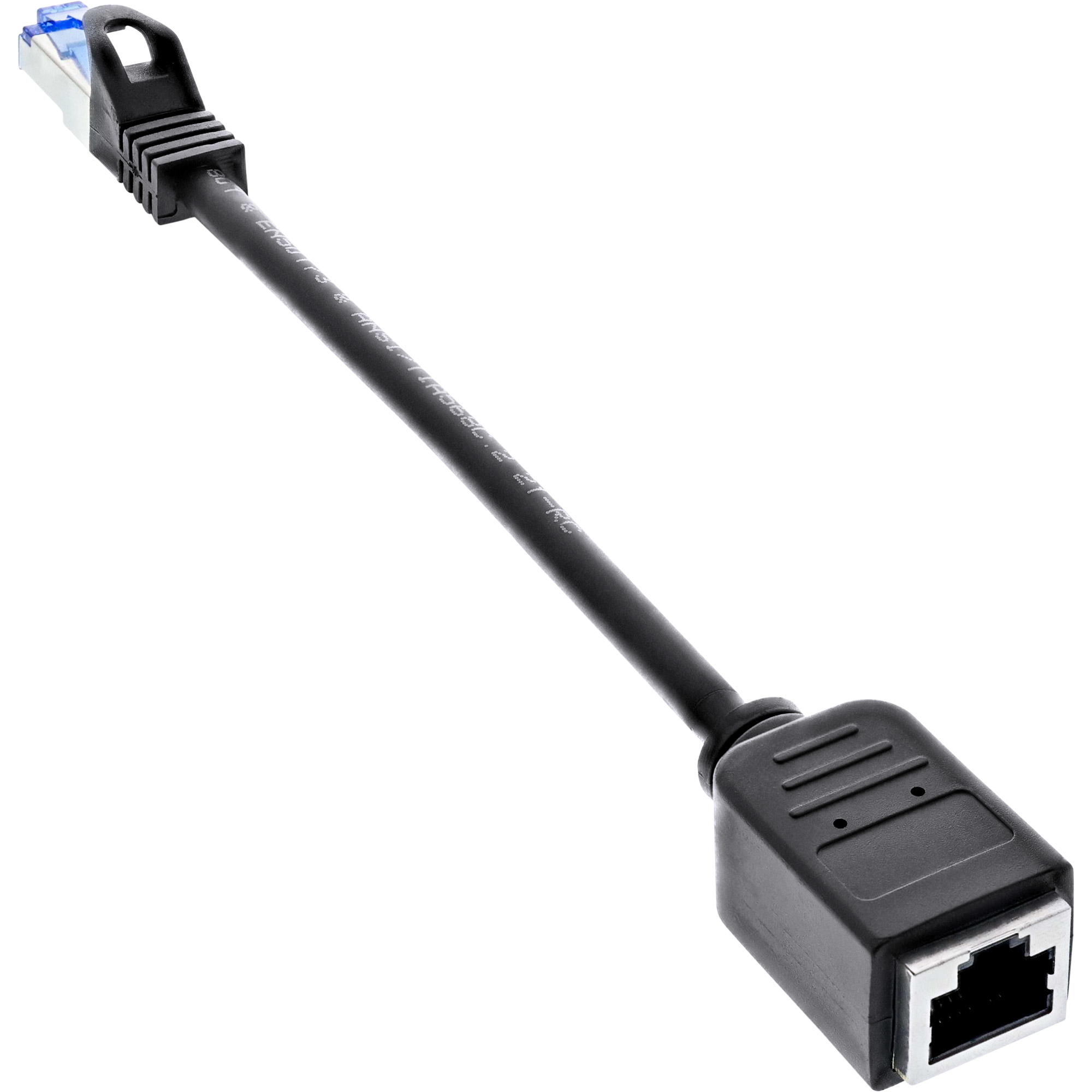 Een zwarte ethernetkabeladapter met een blauwe connector op een witte achtergrond.