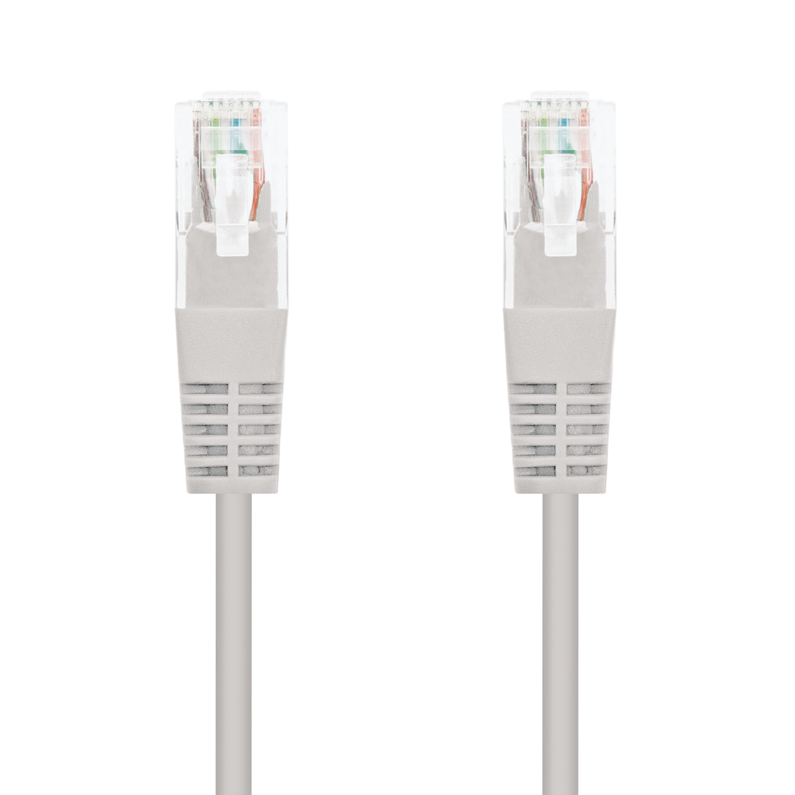Dos cables de red blancos con conectores transparentes. Fondo blanco.