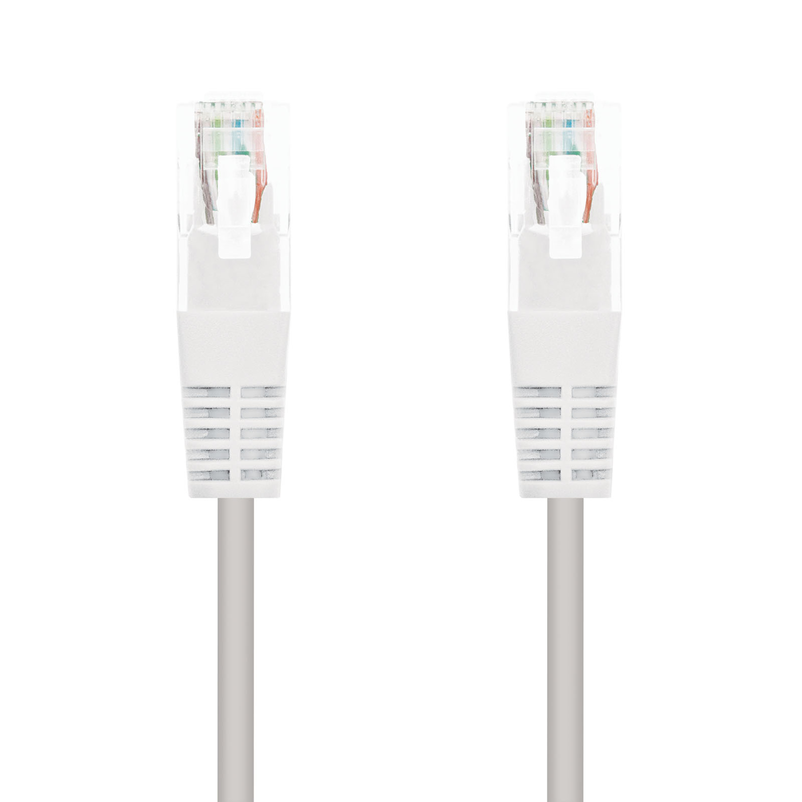 Twee witte netwerkkabels met doorzichtige connectoren op een witte achtergrond.