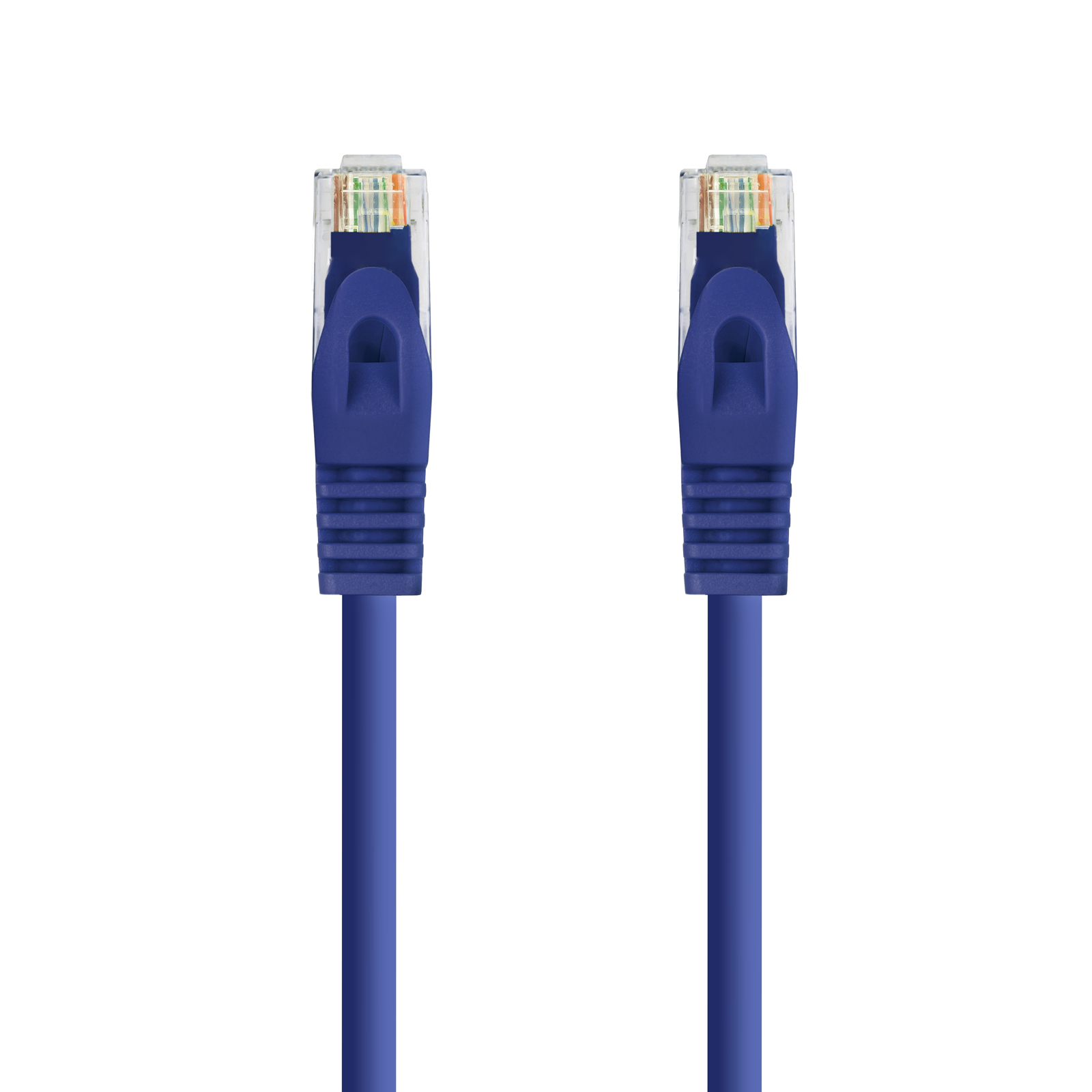 Twee blauwe Ethernet-kabels. Ze liggen naast elkaar, op een witte achtergrond.