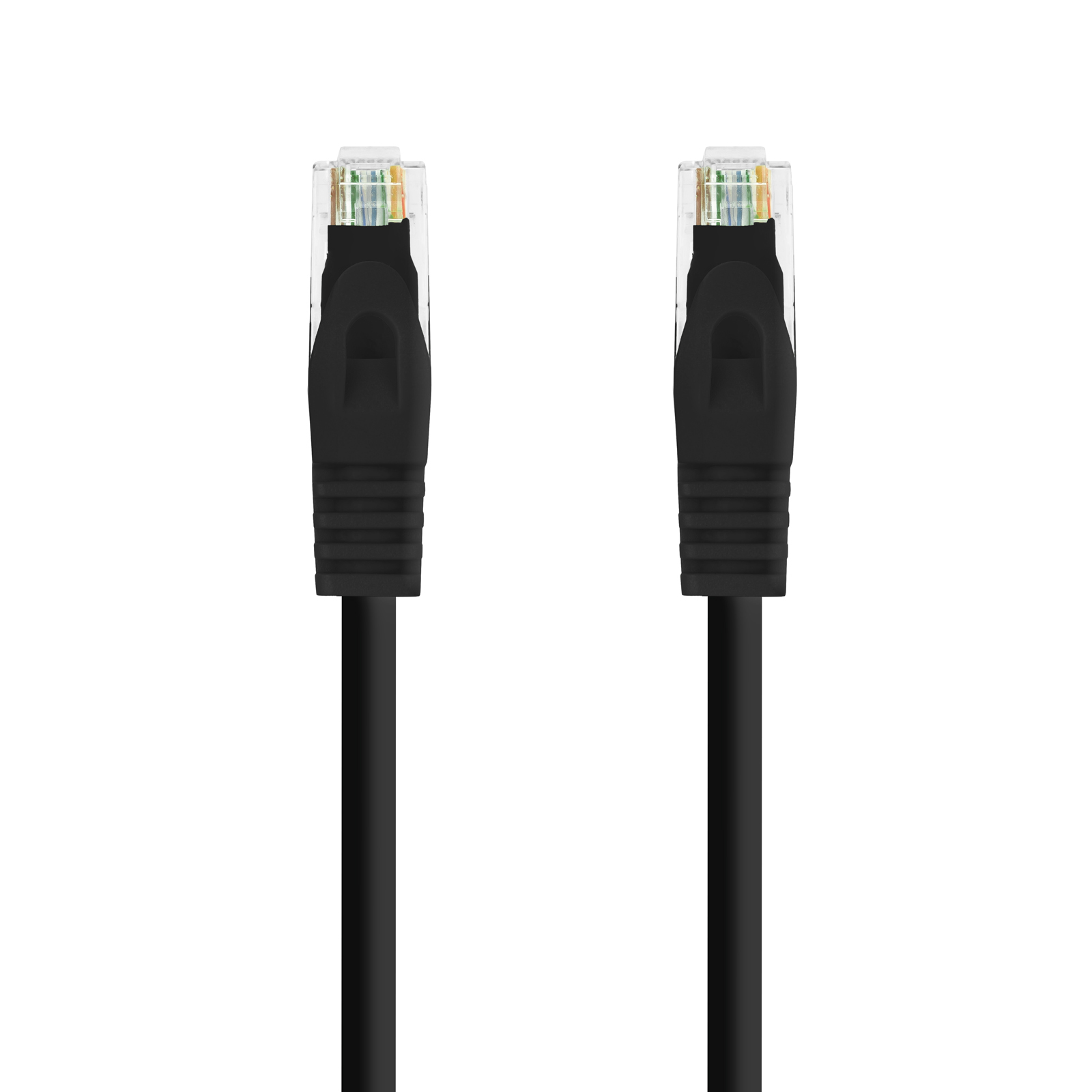 Twee zwarte Ethernet-kabels met transparante connectoren. Witte achtergrond.