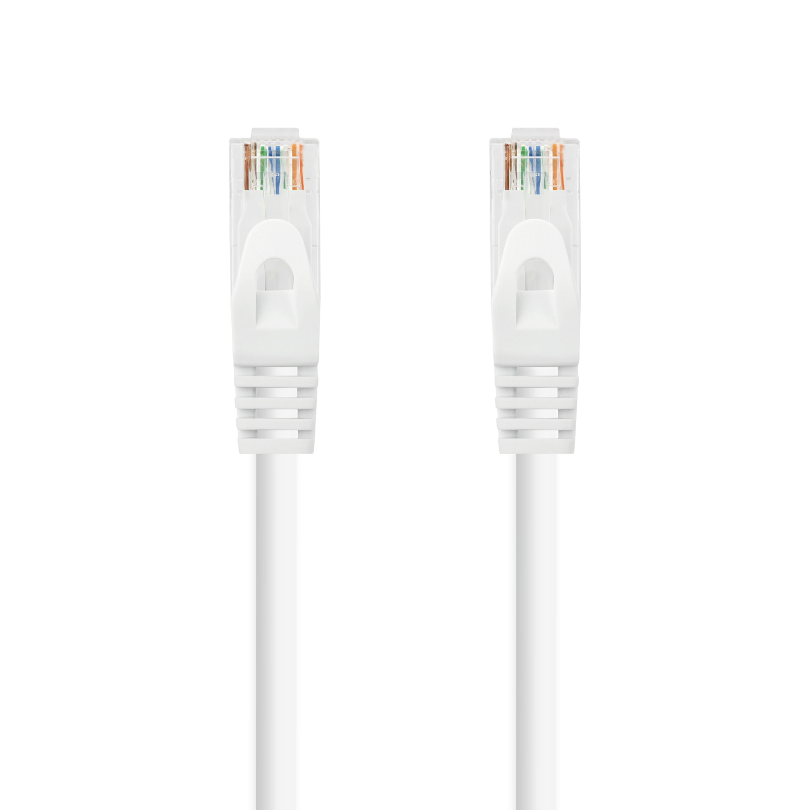 Twee witte RJ45-connectoren aangesloten op witte kabels tegen een witte achtergrond.