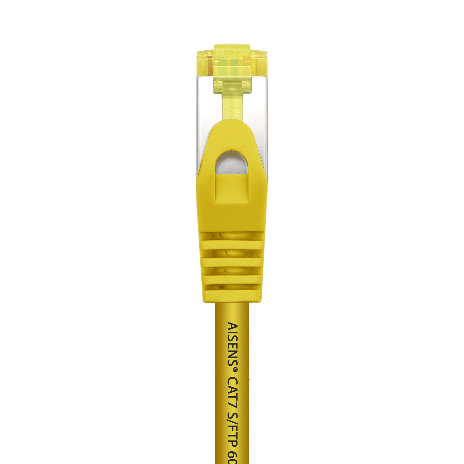 Gele Ethernet-kabelconnector detail, geïsoleerd op een witte achtergrond.