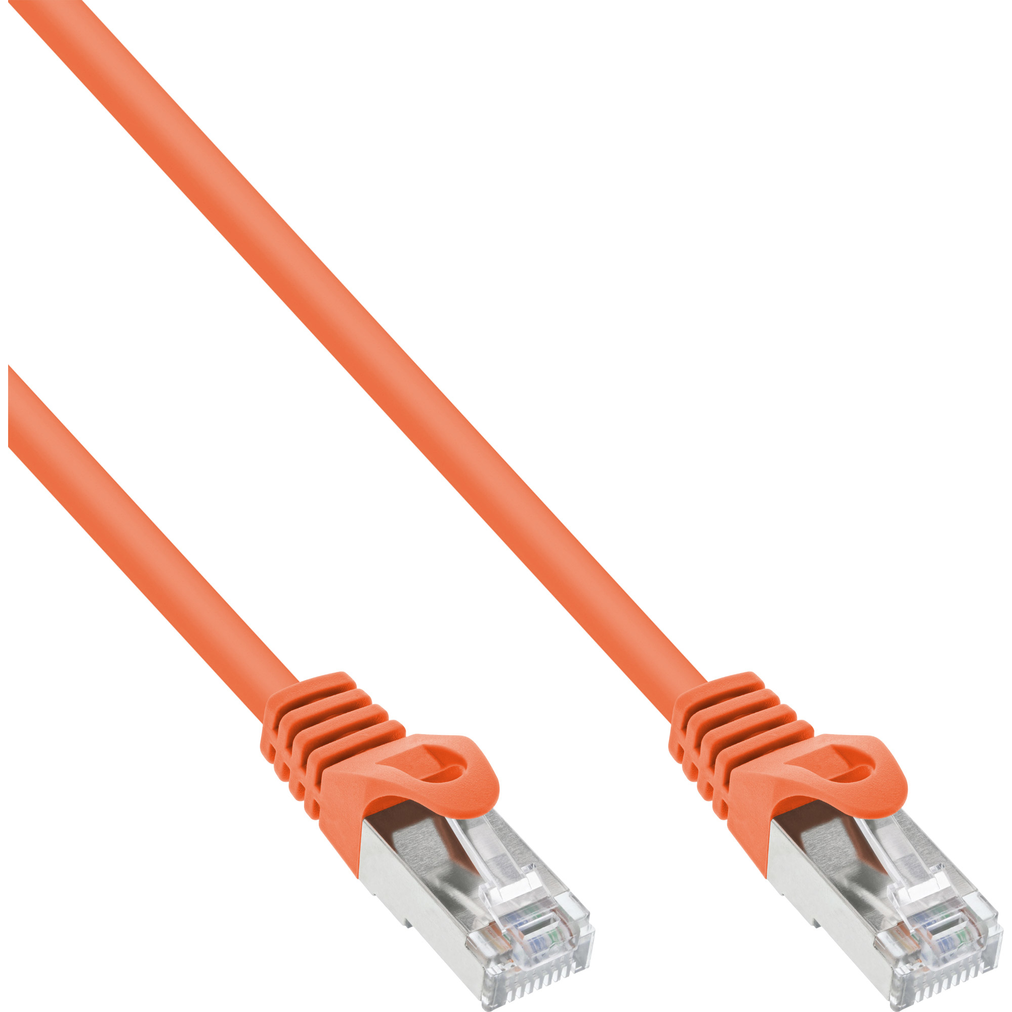 Câble réseau orange avec connecteurs. Fond blanc.