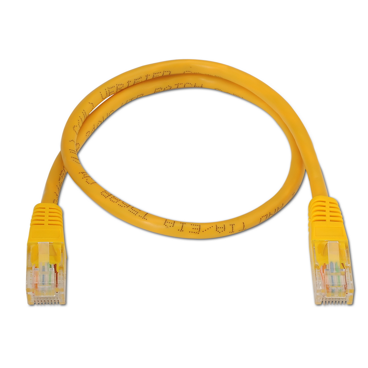 Gele Ethernet-kabel met connectoren aan beide uiteinden. De kabel is opgerold. Witte achtergrond.
