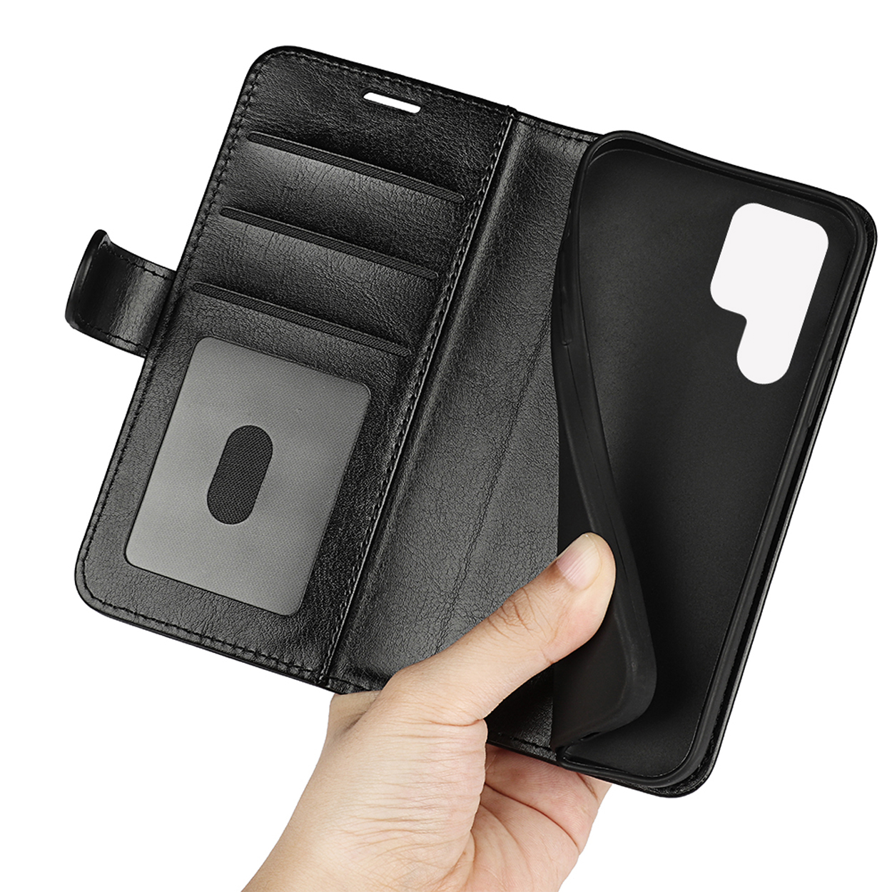 Une main ouvre un étui de téléphone en cuir noir, révélant des fentes pour cartes et l'intérieur.