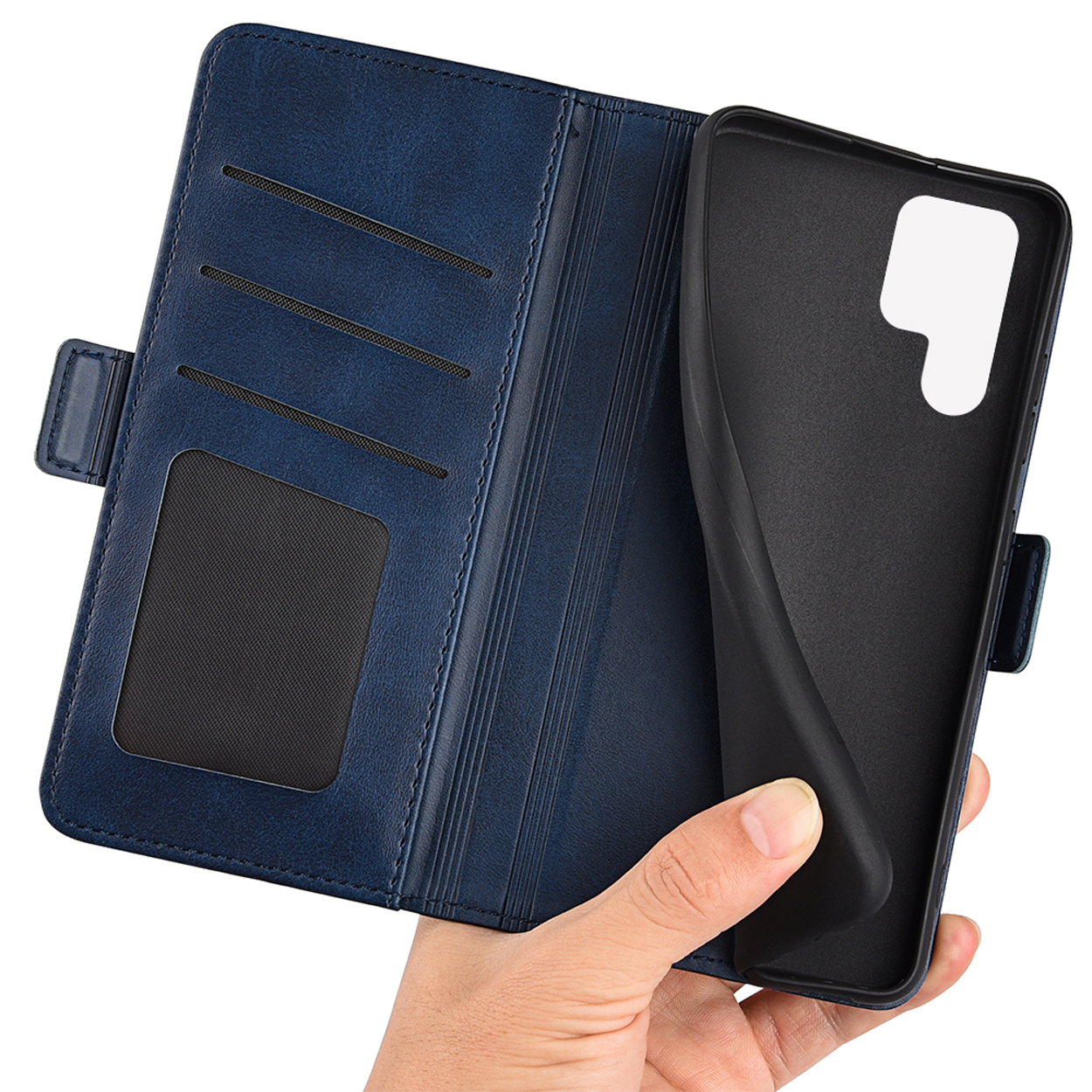 Hand houdt een blauwe telefoonhoes vast met een telefoon erin. De hoes is open en toont de achterkant.