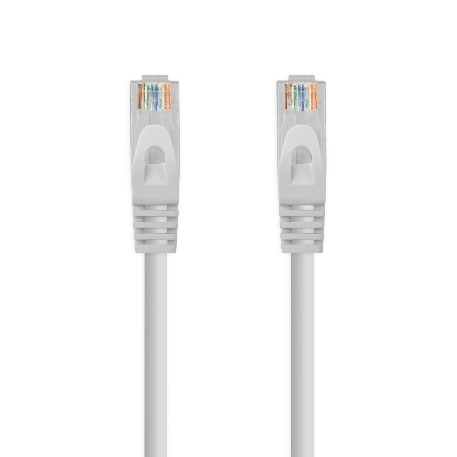 Twee witte Ethernetkabels met RJ45-connectoren, tegen een witte achtergrond.