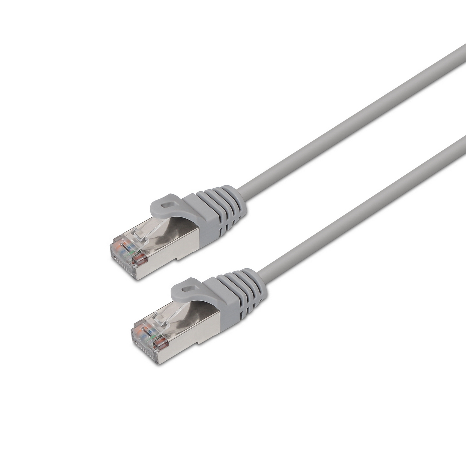 Szary kabel Ethernet z dwoma złączami na białym tle.