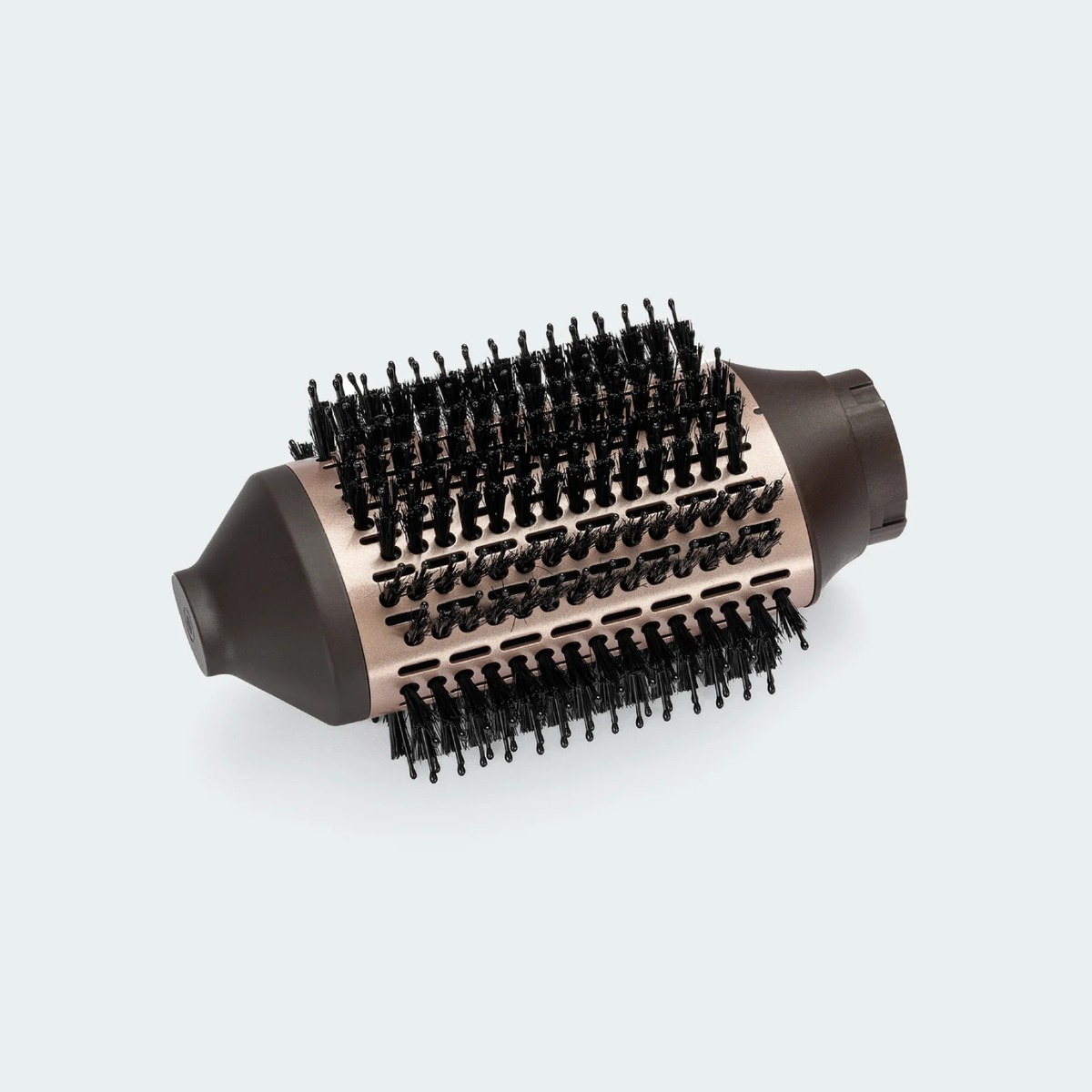 Un cabezal de cepillo de secador de pelo con cerdas negras y un cuerpo bronce y negro.