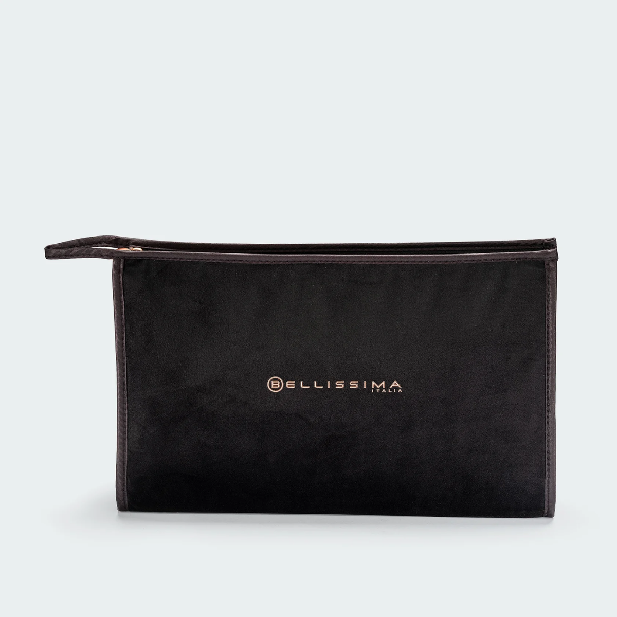 Un neceser rectangular negro con la marca 'BELLISSIMA ITALIA'.