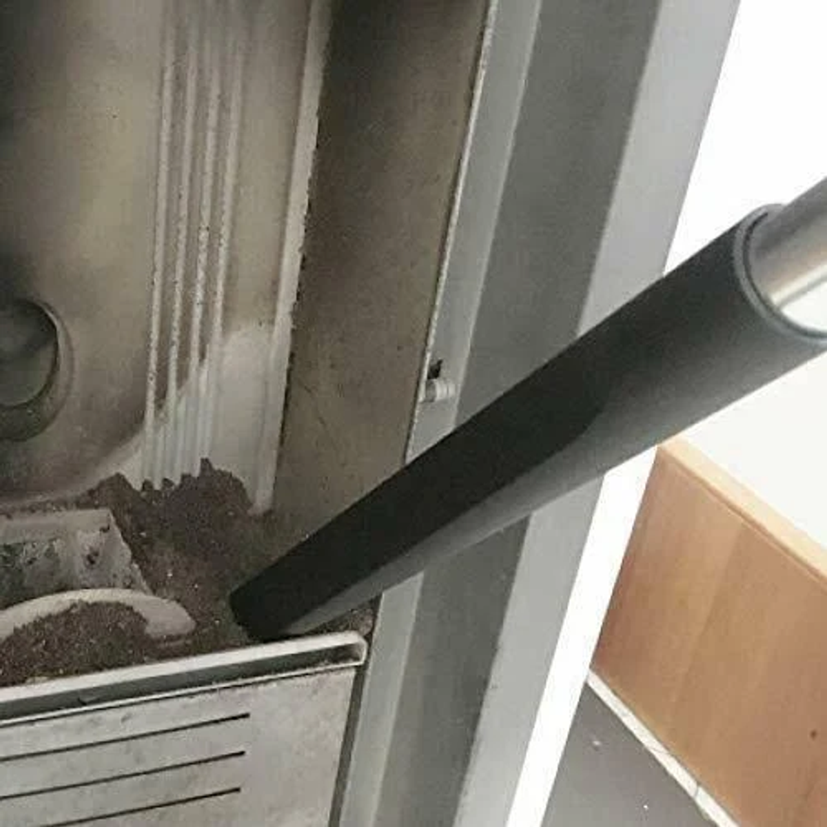 Ugello del vuoto che pulisce una superficie metallica.