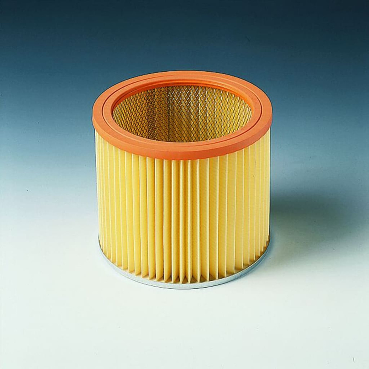 Filtro de aire amarillo con borde naranja y malla interior.