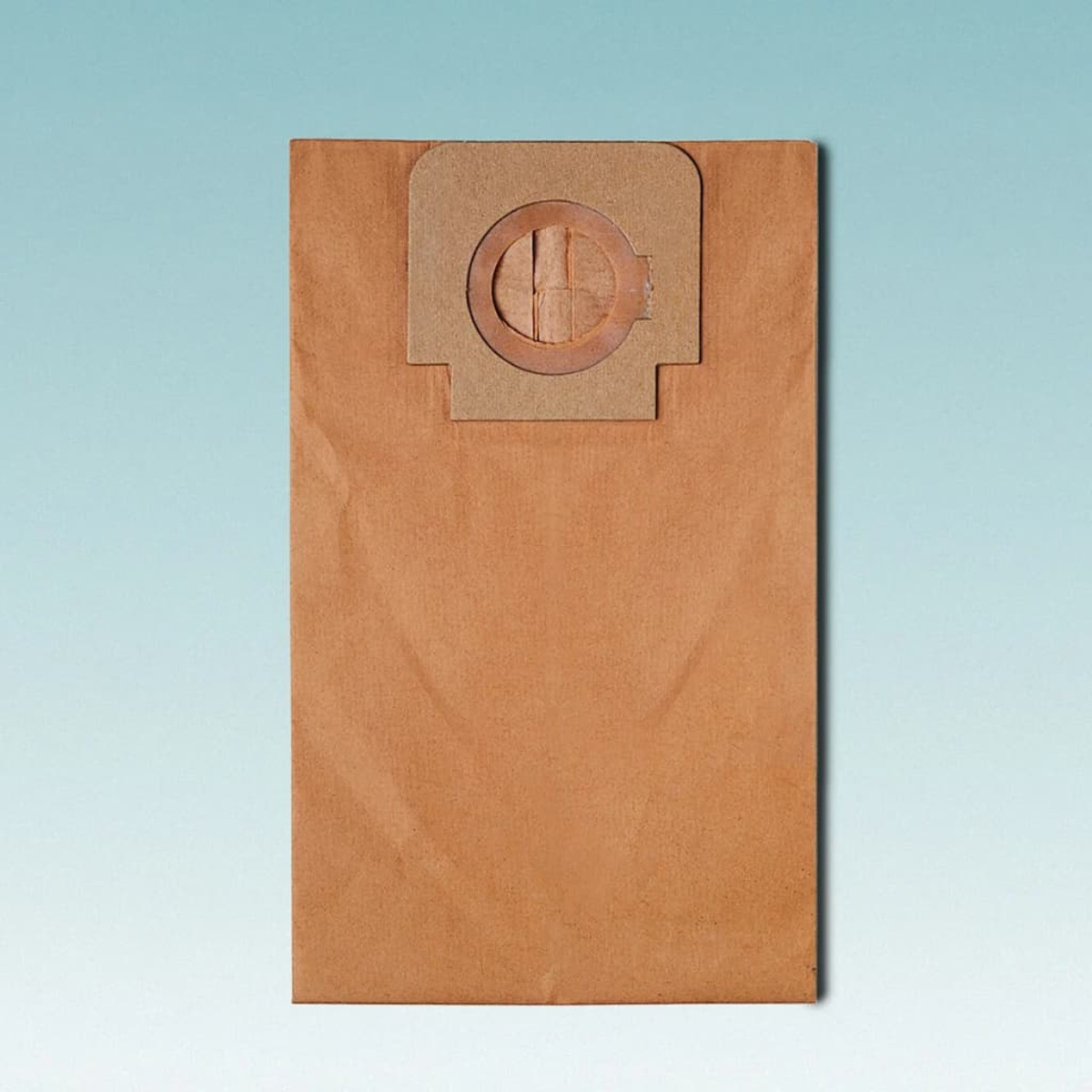 Bolsa de aspiradora marrón con anillo de cartón, sobre fondo azul.