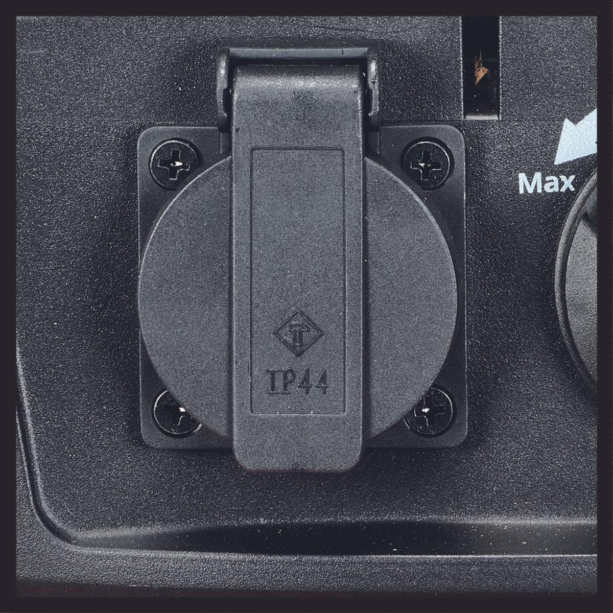 Zbliżenie czarnego gniazdka z klasą IP44 na czarnej powierzchni.