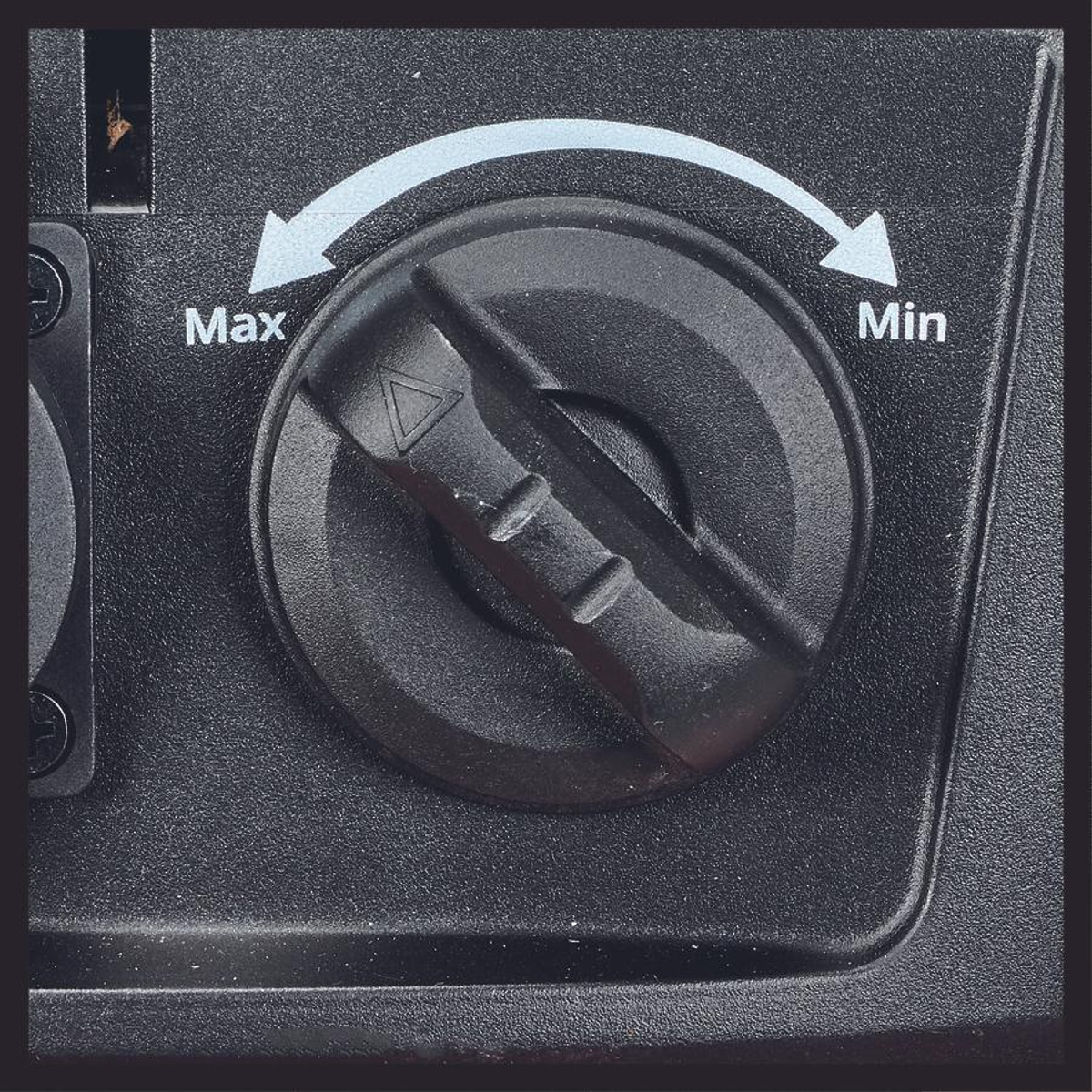 Czarny regulator z strzałkami dla ustawień max i min. Pokazuje zakres regulacji.