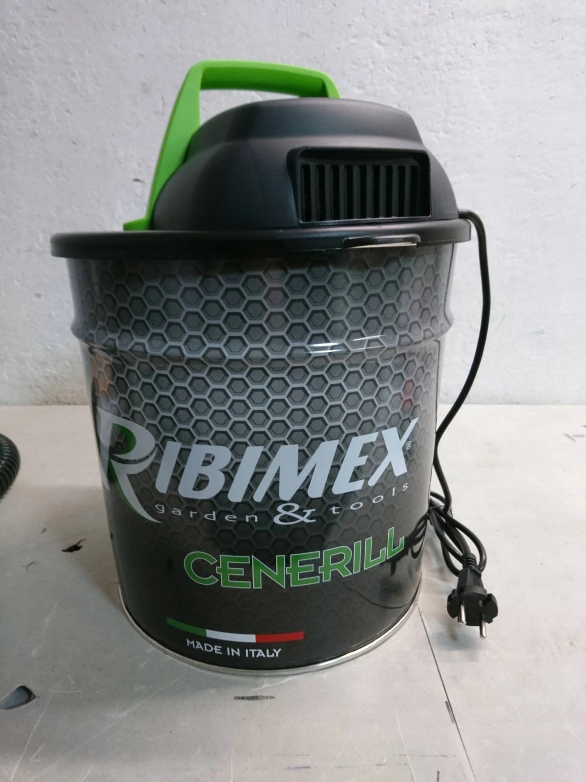 Un aspirapolvere Ribimex nero e verde. Ha una maniglia verde e il marchio è visibile.